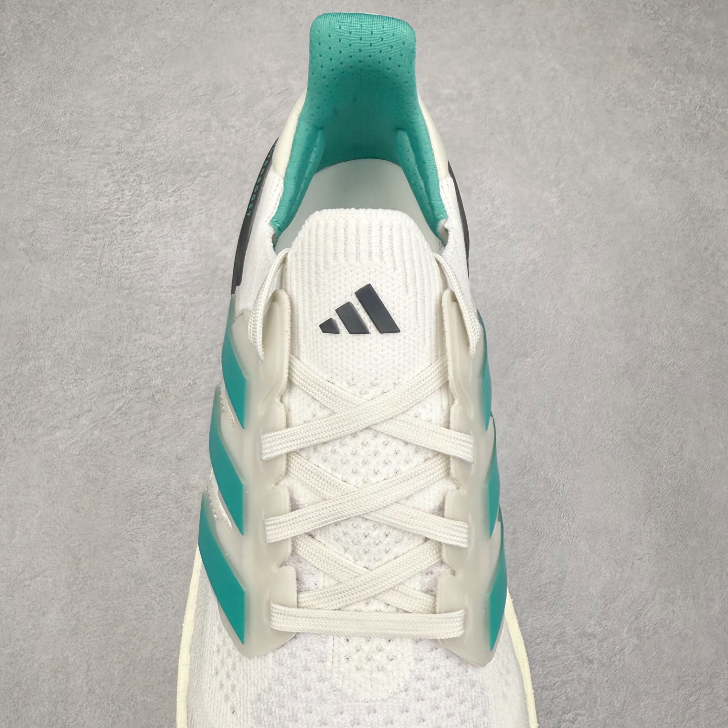 图片[5]-＃纯原 AD Ultra Boost 5X 2025高性能版5X系列UB低帮袜套式针织透气缓震休闲运动慢跑鞋 JQ2903 全新Ultraboost 5X官宣，颠覆以往，迎来该系列自2015年首次亮相最大一次革新！从鞋面到中底配置都有新的突破，跟着小编一同探究“阿迪UB有史以来最大升级”！Ultraboost 5X革新中底配置，采用LightBoost V2泡沫，与Ultraboost Light相比，前掌能量反馈增加2%。与此同时“加厚不增重”，中底相较于上一代更轻，让跑者每一次迈步都能得到更柔软、更澎湃的能量反馈。搭配X形“Torsion System”扭转系统，助力跑者从落地到脚趾离地过程的平稳过渡。Ultraboost 5X升级中足锁定性能，革新Mono Primeknit自适应鞋面配置，搭配轻质无笼鞋面结构，更加贴合跑者脚部。大底由Continental™橡胶制成，更耐磨，抓地力更出色。Adidas全新推出ULTRABOOST 5X，专注日常跑步，适用于任何级别的跑者，无距离门槛限制。兼具有氧跑、中短距离慢跑、节奏跑、间歇跑、日常通勤等各种场景，ULTRABOOST 5X都能给你带来优质的跑步体验。尺码：39⅓ 40 40⅔ 41⅓ 42 42⅔ 43⅓ 44 44⅔ 45 46 47⅔ 48-选品中心