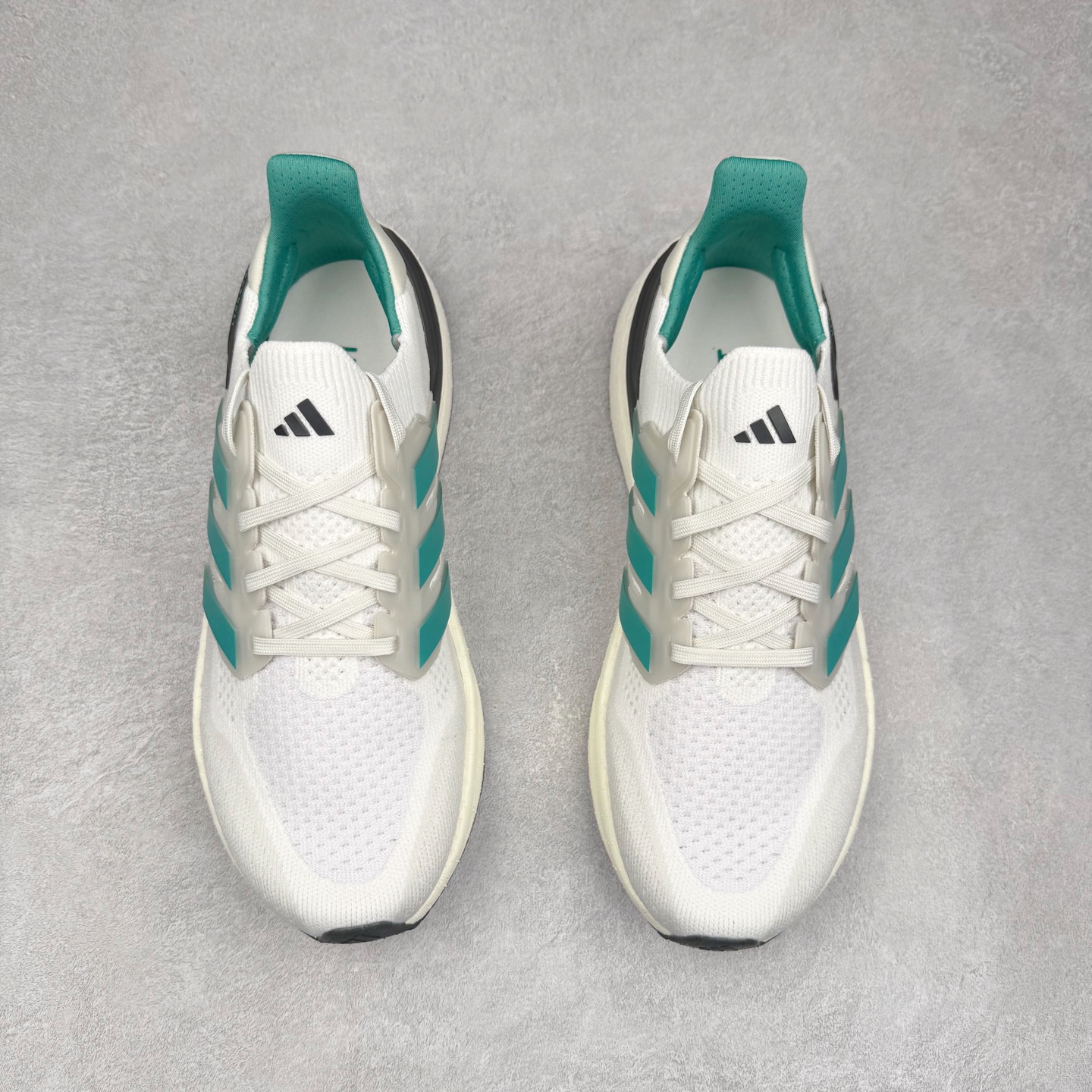 图片[2]-＃纯原 AD Ultra Boost 5X 2025高性能版5X系列UB低帮袜套式针织透气缓震休闲运动慢跑鞋 JQ2903 全新Ultraboost 5X官宣，颠覆以往，迎来该系列自2015年首次亮相最大一次革新！从鞋面到中底配置都有新的突破，跟着小编一同探究“阿迪UB有史以来最大升级”！Ultraboost 5X革新中底配置，采用LightBoost V2泡沫，与Ultraboost Light相比，前掌能量反馈增加2%。与此同时“加厚不增重”，中底相较于上一代更轻，让跑者每一次迈步都能得到更柔软、更澎湃的能量反馈。搭配X形“Torsion System”扭转系统，助力跑者从落地到脚趾离地过程的平稳过渡。Ultraboost 5X升级中足锁定性能，革新Mono Primeknit自适应鞋面配置，搭配轻质无笼鞋面结构，更加贴合跑者脚部。大底由Continental™橡胶制成，更耐磨，抓地力更出色。Adidas全新推出ULTRABOOST 5X，专注日常跑步，适用于任何级别的跑者，无距离门槛限制。兼具有氧跑、中短距离慢跑、节奏跑、间歇跑、日常通勤等各种场景，ULTRABOOST 5X都能给你带来优质的跑步体验。尺码：39⅓ 40 40⅔ 41⅓ 42 42⅔ 43⅓ 44 44⅔ 45 46 47⅔ 48-选品中心