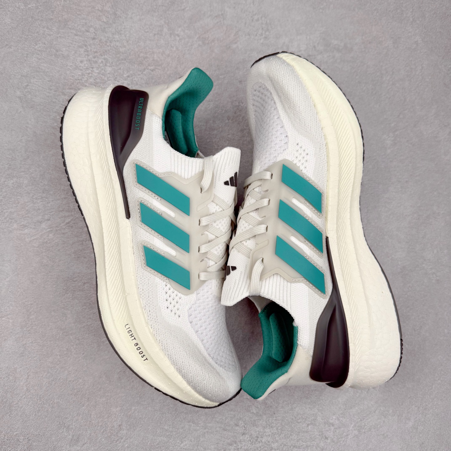 图片[3]-＃纯原 AD Ultra Boost 5X 2025高性能版5X系列UB低帮袜套式针织透气缓震休闲运动慢跑鞋 JQ2903 全新Ultraboost 5X官宣，颠覆以往，迎来该系列自2015年首次亮相最大一次革新！从鞋面到中底配置都有新的突破，跟着小编一同探究“阿迪UB有史以来最大升级”！Ultraboost 5X革新中底配置，采用LightBoost V2泡沫，与Ultraboost Light相比，前掌能量反馈增加2%。与此同时“加厚不增重”，中底相较于上一代更轻，让跑者每一次迈步都能得到更柔软、更澎湃的能量反馈。搭配X形“Torsion System”扭转系统，助力跑者从落地到脚趾离地过程的平稳过渡。Ultraboost 5X升级中足锁定性能，革新Mono Primeknit自适应鞋面配置，搭配轻质无笼鞋面结构，更加贴合跑者脚部。大底由Continental™橡胶制成，更耐磨，抓地力更出色。Adidas全新推出ULTRABOOST 5X，专注日常跑步，适用于任何级别的跑者，无距离门槛限制。兼具有氧跑、中短距离慢跑、节奏跑、间歇跑、日常通勤等各种场景，ULTRABOOST 5X都能给你带来优质的跑步体验。尺码：39⅓ 40 40⅔ 41⅓ 42 42⅔ 43⅓ 44 44⅔ 45 46 47⅔ 48-选品中心