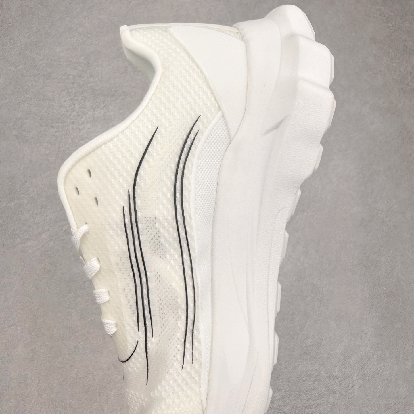 图片[7]-Alo yoga Alo Runner 舒适百搭防滑耐磨低帮跑步鞋 Alo Yoga于2007年创立于洛杉矶，意在传播有意识的运动，同时激发人们的健康意识与创造力。品牌的核心理念在于制作能够带来完美体验的瑜伽服饰与功能性单品，让有意识的运动触入并改变生活。Alo Yoga将其设计延伸到日常服饰概念，坚持不懈地捕捉当代时尚潮流，将品牌的运动美学理念、精致前卫的设计与舒适功能面料完美结合。与此同时，Alo Yoga的设计受到了时尚界人士与名人们的追捧，Talor Swift、Kendall Jenner等街拍照片中都曾出现品牌不同单品的身影。尺码：36 36.5 37.5 38 38.5 39 40 40.5 41 42 42.5 43 44 44.5 45-选品中心