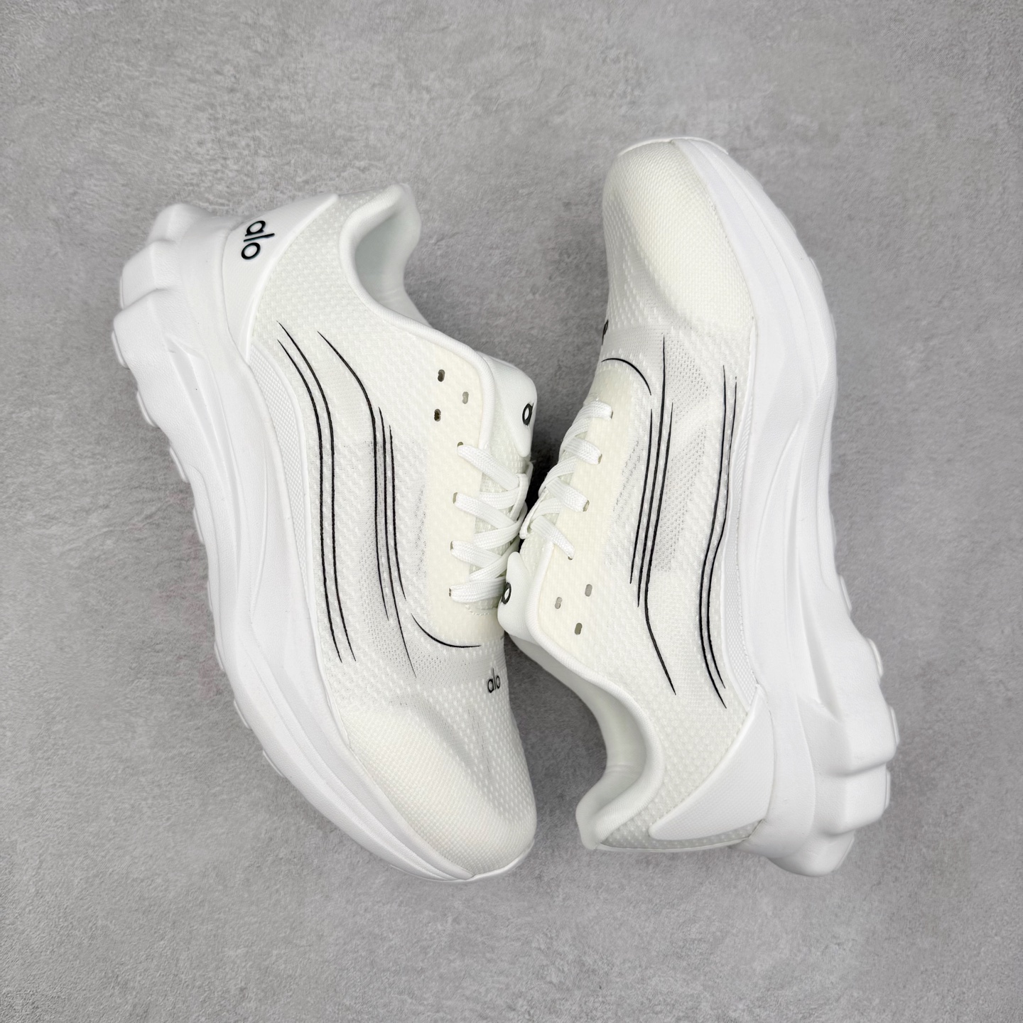 图片[3]-Alo yoga Alo Runner 舒适百搭防滑耐磨低帮跑步鞋 Alo Yoga于2007年创立于洛杉矶，意在传播有意识的运动，同时激发人们的健康意识与创造力。品牌的核心理念在于制作能够带来完美体验的瑜伽服饰与功能性单品，让有意识的运动触入并改变生活。Alo Yoga将其设计延伸到日常服饰概念，坚持不懈地捕捉当代时尚潮流，将品牌的运动美学理念、精致前卫的设计与舒适功能面料完美结合。与此同时，Alo Yoga的设计受到了时尚界人士与名人们的追捧，Talor Swift、Kendall Jenner等街拍照片中都曾出现品牌不同单品的身影。尺码：36 36.5 37.5 38 38.5 39 40 40.5 41 42 42.5 43 44 44.5 45-选品中心