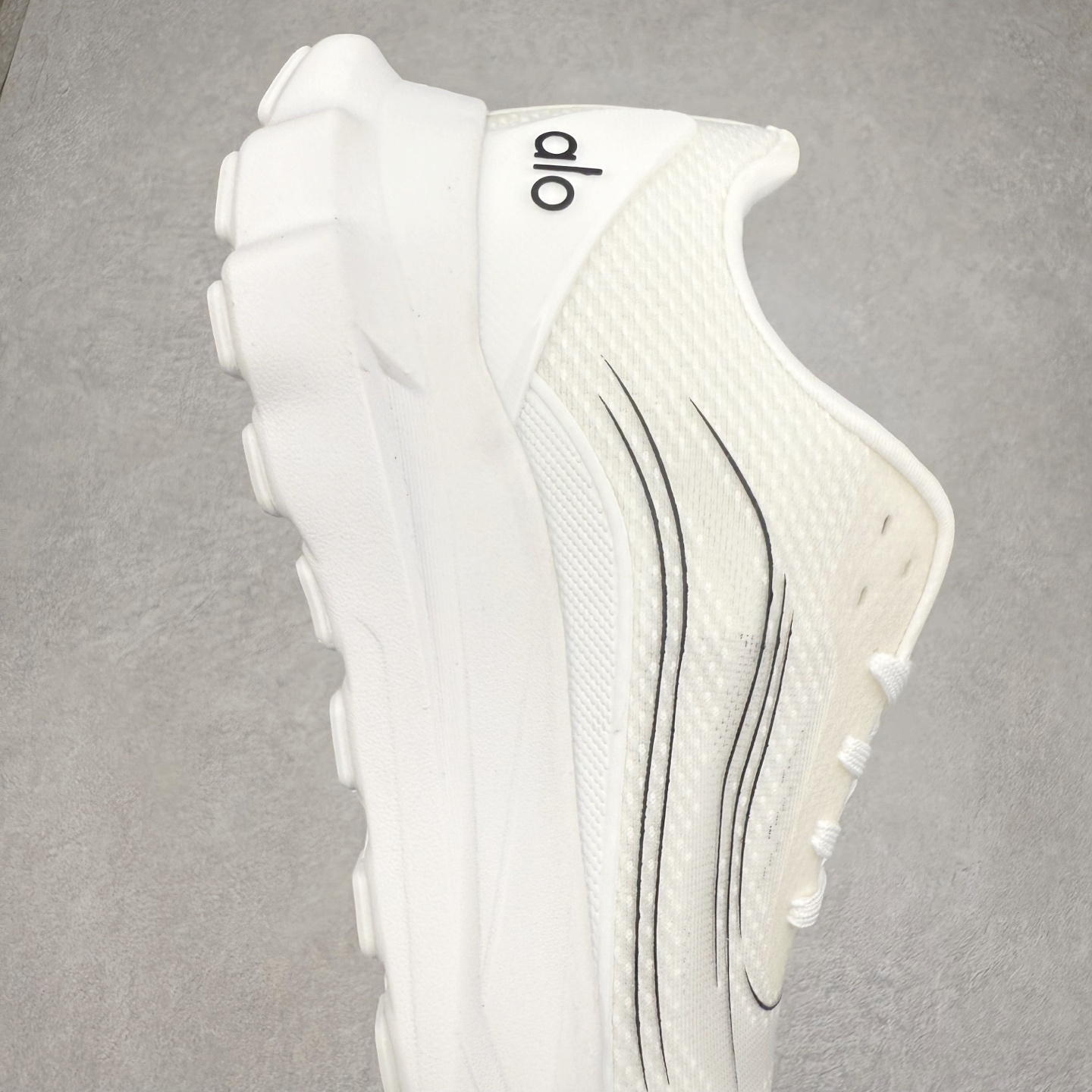 图片[6]-Alo yoga Alo Runner 舒适百搭防滑耐磨低帮跑步鞋 Alo Yoga于2007年创立于洛杉矶，意在传播有意识的运动，同时激发人们的健康意识与创造力。品牌的核心理念在于制作能够带来完美体验的瑜伽服饰与功能性单品，让有意识的运动触入并改变生活。Alo Yoga将其设计延伸到日常服饰概念，坚持不懈地捕捉当代时尚潮流，将品牌的运动美学理念、精致前卫的设计与舒适功能面料完美结合。与此同时，Alo Yoga的设计受到了时尚界人士与名人们的追捧，Talor Swift、Kendall Jenner等街拍照片中都曾出现品牌不同单品的身影。尺码：36 36.5 37.5 38 38.5 39 40 40.5 41 42 42.5 43 44 44.5 45-选品中心