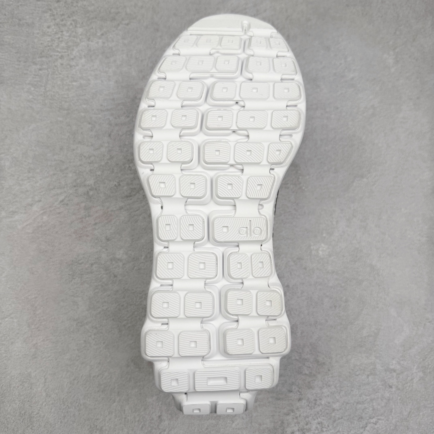 图片[9]-Alo yoga Alo Runner 舒适百搭防滑耐磨低帮跑步鞋 Alo Yoga于2007年创立于洛杉矶，意在传播有意识的运动，同时激发人们的健康意识与创造力。品牌的核心理念在于制作能够带来完美体验的瑜伽服饰与功能性单品，让有意识的运动触入并改变生活。Alo Yoga将其设计延伸到日常服饰概念，坚持不懈地捕捉当代时尚潮流，将品牌的运动美学理念、精致前卫的设计与舒适功能面料完美结合。与此同时，Alo Yoga的设计受到了时尚界人士与名人们的追捧，Talor Swift、Kendall Jenner等街拍照片中都曾出现品牌不同单品的身影。尺码：36 36.5 37.5 38 38.5 39 40 40.5 41 42 42.5 43 44 44.5 45-选品中心