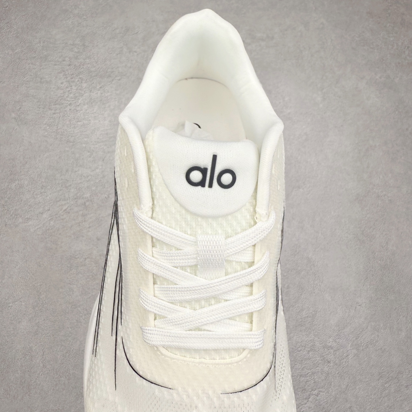 图片[5]-Alo yoga Alo Runner 舒适百搭防滑耐磨低帮跑步鞋 Alo Yoga于2007年创立于洛杉矶，意在传播有意识的运动，同时激发人们的健康意识与创造力。品牌的核心理念在于制作能够带来完美体验的瑜伽服饰与功能性单品，让有意识的运动触入并改变生活。Alo Yoga将其设计延伸到日常服饰概念，坚持不懈地捕捉当代时尚潮流，将品牌的运动美学理念、精致前卫的设计与舒适功能面料完美结合。与此同时，Alo Yoga的设计受到了时尚界人士与名人们的追捧，Talor Swift、Kendall Jenner等街拍照片中都曾出现品牌不同单品的身影。尺码：36 36.5 37.5 38 38.5 39 40 40.5 41 42 42.5 43 44 44.5 45-选品中心