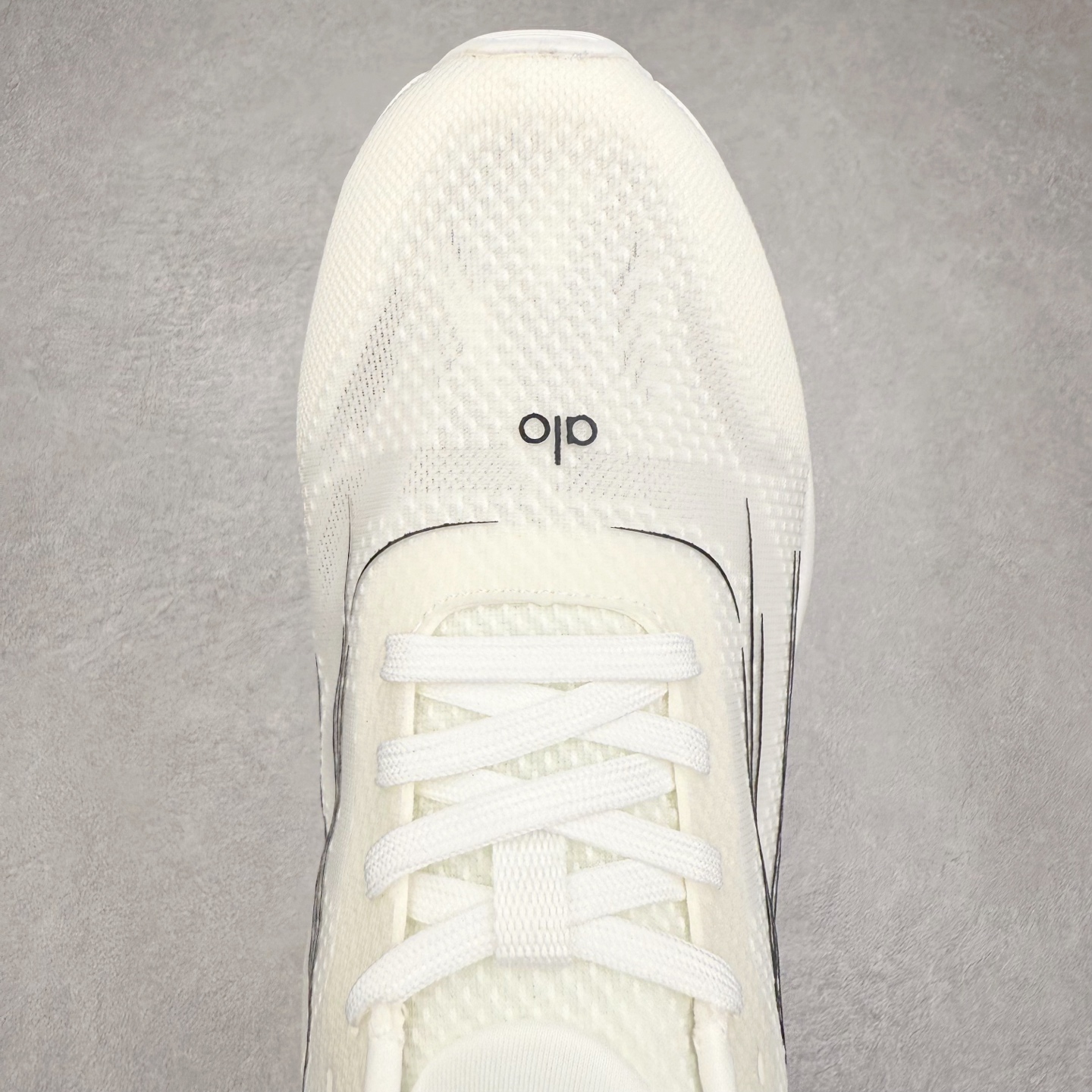 图片[4]-Alo yoga Alo Runner 舒适百搭防滑耐磨低帮跑步鞋 Alo Yoga于2007年创立于洛杉矶，意在传播有意识的运动，同时激发人们的健康意识与创造力。品牌的核心理念在于制作能够带来完美体验的瑜伽服饰与功能性单品，让有意识的运动触入并改变生活。Alo Yoga将其设计延伸到日常服饰概念，坚持不懈地捕捉当代时尚潮流，将品牌的运动美学理念、精致前卫的设计与舒适功能面料完美结合。与此同时，Alo Yoga的设计受到了时尚界人士与名人们的追捧，Talor Swift、Kendall Jenner等街拍照片中都曾出现品牌不同单品的身影。尺码：36 36.5 37.5 38 38.5 39 40 40.5 41 42 42.5 43 44 44.5 45-选品中心