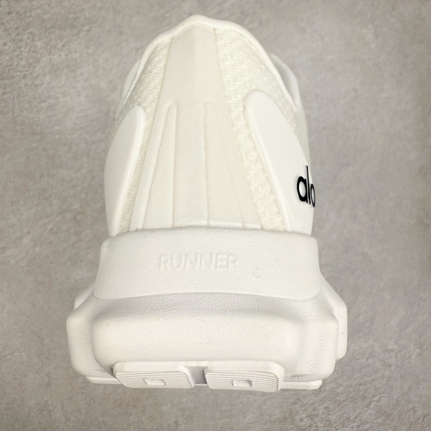 图片[8]-Alo yoga Alo Runner 舒适百搭防滑耐磨低帮跑步鞋 Alo Yoga于2007年创立于洛杉矶，意在传播有意识的运动，同时激发人们的健康意识与创造力。品牌的核心理念在于制作能够带来完美体验的瑜伽服饰与功能性单品，让有意识的运动触入并改变生活。Alo Yoga将其设计延伸到日常服饰概念，坚持不懈地捕捉当代时尚潮流，将品牌的运动美学理念、精致前卫的设计与舒适功能面料完美结合。与此同时，Alo Yoga的设计受到了时尚界人士与名人们的追捧，Talor Swift、Kendall Jenner等街拍照片中都曾出现品牌不同单品的身影。尺码：36 36.5 37.5 38 38.5 39 40 40.5 41 42 42.5 43 44 44.5 45-选品中心