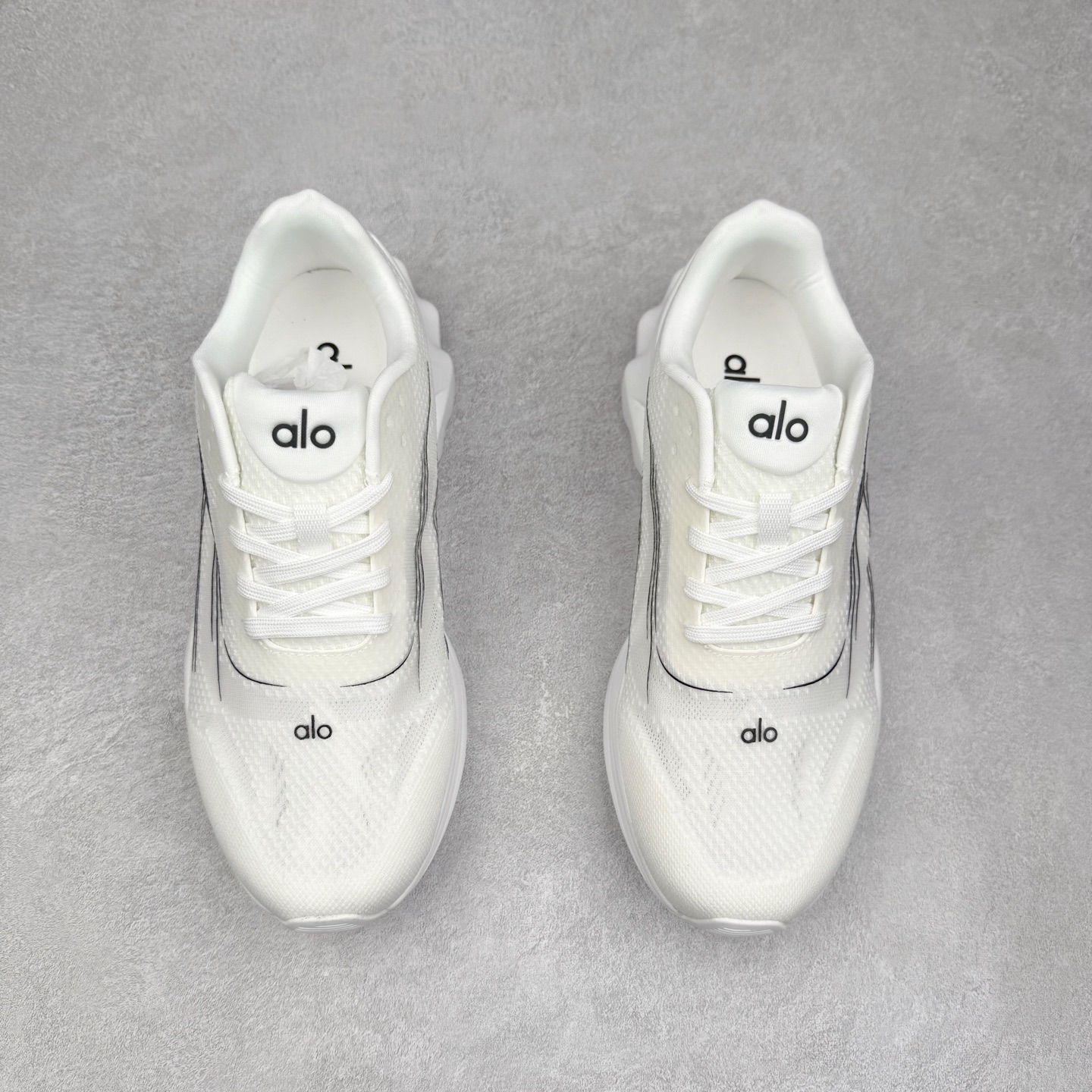图片[2]-Alo yoga Alo Runner 舒适百搭防滑耐磨低帮跑步鞋 Alo Yoga于2007年创立于洛杉矶，意在传播有意识的运动，同时激发人们的健康意识与创造力。品牌的核心理念在于制作能够带来完美体验的瑜伽服饰与功能性单品，让有意识的运动触入并改变生活。Alo Yoga将其设计延伸到日常服饰概念，坚持不懈地捕捉当代时尚潮流，将品牌的运动美学理念、精致前卫的设计与舒适功能面料完美结合。与此同时，Alo Yoga的设计受到了时尚界人士与名人们的追捧，Talor Swift、Kendall Jenner等街拍照片中都曾出现品牌不同单品的身影。尺码：36 36.5 37.5 38 38.5 39 40 40.5 41 42 42.5 43 44 44.5 45-选品中心