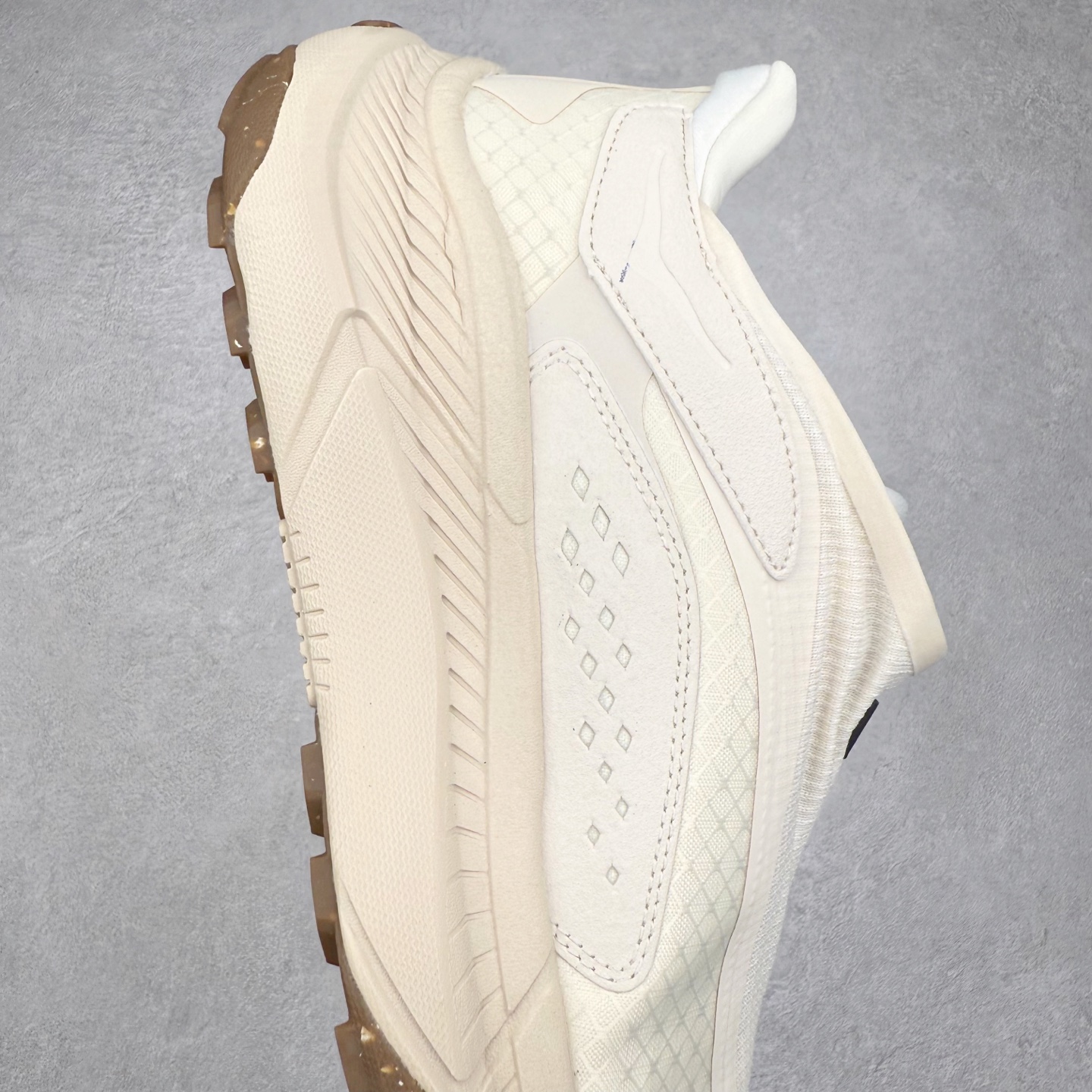 图片[6]-HOKA ONE ONE PROJECT TRANSPORT 舒适百搭防滑耐磨低帮生活休闲鞋 男女同款 HOKA ONE ONE是来自美国的跑步鞋知名品牌，创立于2009年，始终致力于为所有跑者提供更新、更好的跑步装备。相比常规跑鞋，HOKA ONE ONE特别研发使用性能独特的几何形跑鞋中底，此种鞋底更厚、更高、回弹性也更好，除了卓越的缓冲性能，它还能內各种阶段的跑者带来更具动感、更加稳定的跑步体验。HOKAONE ONE从设计之初就清楚意识到，要保证跑者步幅的均匀一致，双脚自然而然的运动至关重要。尺码：36 36.5 37.5 38 38.5 39 40 40.5 41 42 42.5 43 44 44.5 45-选品中心