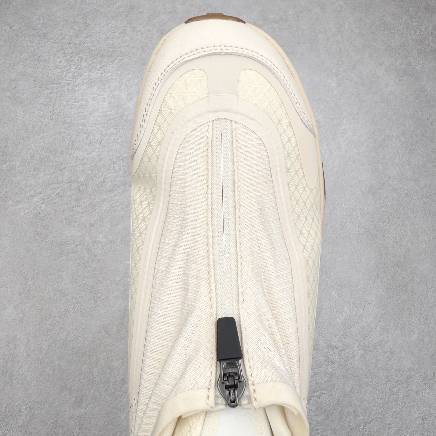 图片[4]-HOKA ONE ONE PROJECT TRANSPORT 舒适百搭防滑耐磨低帮生活休闲鞋 男女同款 HOKA ONE ONE是来自美国的跑步鞋知名品牌，创立于2009年，始终致力于为所有跑者提供更新、更好的跑步装备。相比常规跑鞋，HOKA ONE ONE特别研发使用性能独特的几何形跑鞋中底，此种鞋底更厚、更高、回弹性也更好，除了卓越的缓冲性能，它还能內各种阶段的跑者带来更具动感、更加稳定的跑步体验。HOKAONE ONE从设计之初就清楚意识到，要保证跑者步幅的均匀一致，双脚自然而然的运动至关重要。尺码：36 36.5 37.5 38 38.5 39 40 40.5 41 42 42.5 43 44 44.5 45-选品中心