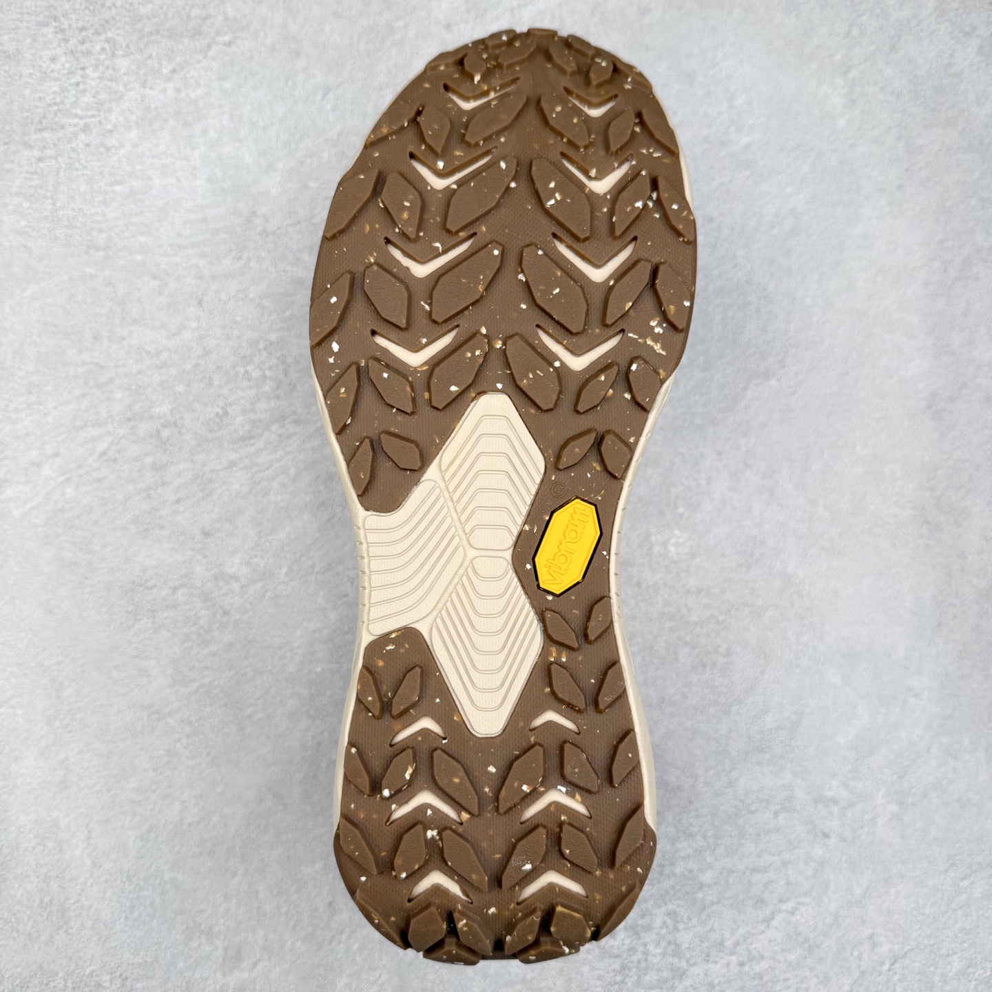 图片[9]-HOKA ONE ONE PROJECT TRANSPORT 舒适百搭防滑耐磨低帮生活休闲鞋 男女同款 HOKA ONE ONE是来自美国的跑步鞋知名品牌，创立于2009年，始终致力于为所有跑者提供更新、更好的跑步装备。相比常规跑鞋，HOKA ONE ONE特别研发使用性能独特的几何形跑鞋中底，此种鞋底更厚、更高、回弹性也更好，除了卓越的缓冲性能，它还能內各种阶段的跑者带来更具动感、更加稳定的跑步体验。HOKAONE ONE从设计之初就清楚意识到，要保证跑者步幅的均匀一致，双脚自然而然的运动至关重要。尺码：36 36.5 37.5 38 38.5 39 40 40.5 41 42 42.5 43 44 44.5 45-选品中心