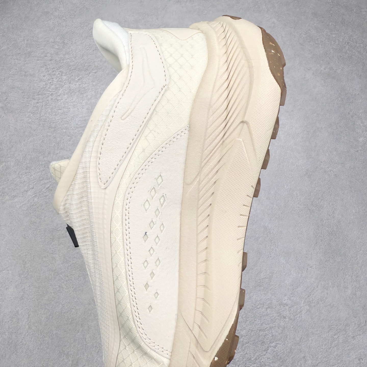 图片[7]-HOKA ONE ONE PROJECT TRANSPORT 舒适百搭防滑耐磨低帮生活休闲鞋 男女同款 HOKA ONE ONE是来自美国的跑步鞋知名品牌，创立于2009年，始终致力于为所有跑者提供更新、更好的跑步装备。相比常规跑鞋，HOKA ONE ONE特别研发使用性能独特的几何形跑鞋中底，此种鞋底更厚、更高、回弹性也更好，除了卓越的缓冲性能，它还能內各种阶段的跑者带来更具动感、更加稳定的跑步体验。HOKAONE ONE从设计之初就清楚意识到，要保证跑者步幅的均匀一致，双脚自然而然的运动至关重要。尺码：36 36.5 37.5 38 38.5 39 40 40.5 41 42 42.5 43 44 44.5 45-选品中心