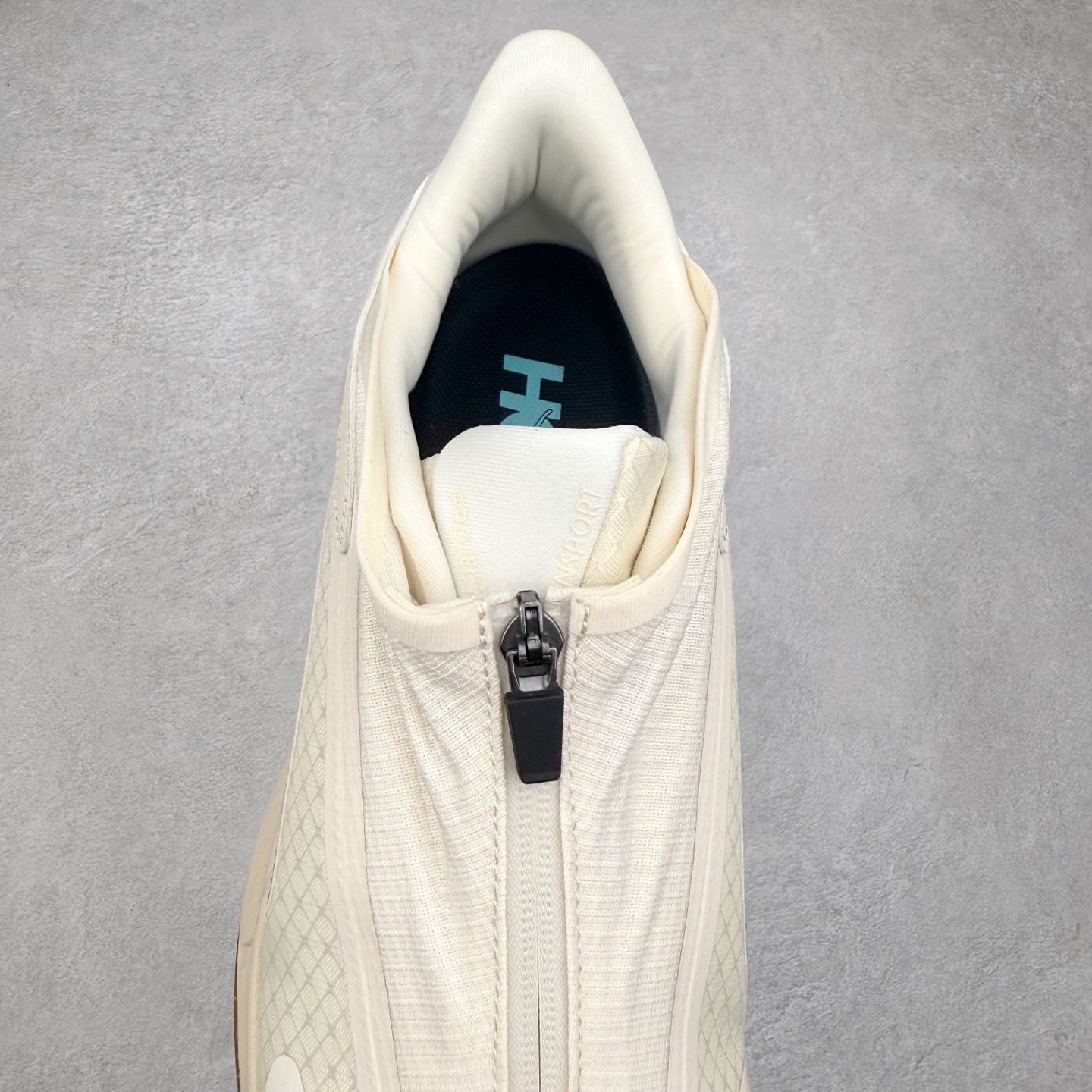 图片[5]-HOKA ONE ONE PROJECT TRANSPORT 舒适百搭防滑耐磨低帮生活休闲鞋 男女同款 HOKA ONE ONE是来自美国的跑步鞋知名品牌，创立于2009年，始终致力于为所有跑者提供更新、更好的跑步装备。相比常规跑鞋，HOKA ONE ONE特别研发使用性能独特的几何形跑鞋中底，此种鞋底更厚、更高、回弹性也更好，除了卓越的缓冲性能，它还能內各种阶段的跑者带来更具动感、更加稳定的跑步体验。HOKAONE ONE从设计之初就清楚意识到，要保证跑者步幅的均匀一致，双脚自然而然的运动至关重要。尺码：36 36.5 37.5 38 38.5 39 40 40.5 41 42 42.5 43 44 44.5 45-选品中心