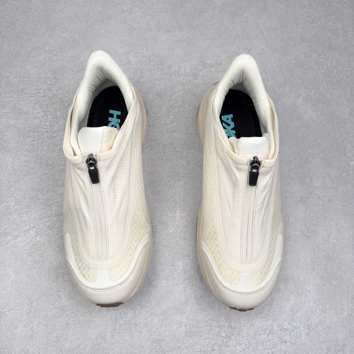 图片[2]-HOKA ONE ONE PROJECT TRANSPORT 舒适百搭防滑耐磨低帮生活休闲鞋 男女同款 HOKA ONE ONE是来自美国的跑步鞋知名品牌，创立于2009年，始终致力于为所有跑者提供更新、更好的跑步装备。相比常规跑鞋，HOKA ONE ONE特别研发使用性能独特的几何形跑鞋中底，此种鞋底更厚、更高、回弹性也更好，除了卓越的缓冲性能，它还能內各种阶段的跑者带来更具动感、更加稳定的跑步体验。HOKAONE ONE从设计之初就清楚意识到，要保证跑者步幅的均匀一致，双脚自然而然的运动至关重要。尺码：36 36.5 37.5 38 38.5 39 40 40.5 41 42 42.5 43 44 44.5 45-选品中心