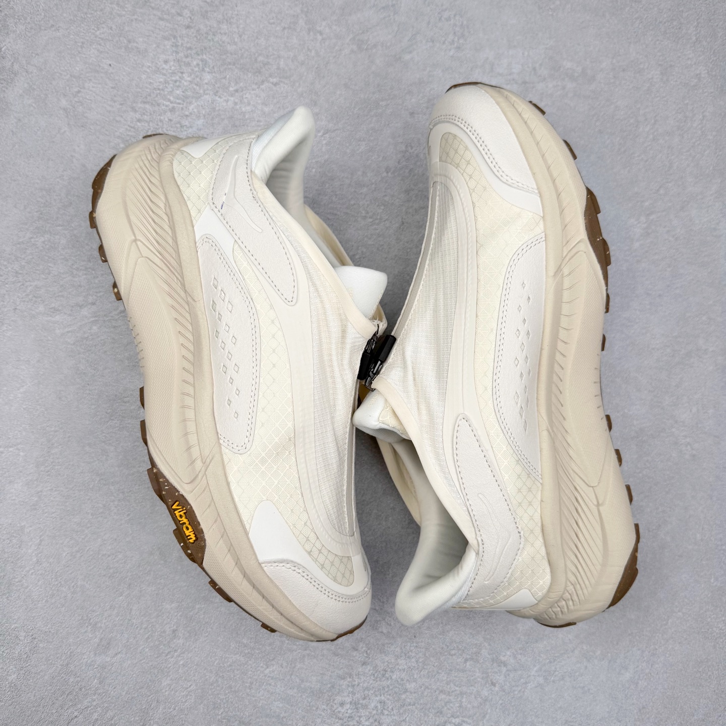 图片[3]-HOKA ONE ONE PROJECT TRANSPORT 舒适百搭防滑耐磨低帮生活休闲鞋 男女同款 HOKA ONE ONE是来自美国的跑步鞋知名品牌，创立于2009年，始终致力于为所有跑者提供更新、更好的跑步装备。相比常规跑鞋，HOKA ONE ONE特别研发使用性能独特的几何形跑鞋中底，此种鞋底更厚、更高、回弹性也更好，除了卓越的缓冲性能，它还能內各种阶段的跑者带来更具动感、更加稳定的跑步体验。HOKAONE ONE从设计之初就清楚意识到，要保证跑者步幅的均匀一致，双脚自然而然的运动至关重要。尺码：36 36.5 37.5 38 38.5 39 40 40.5 41 42 42.5 43 44 44.5 45-选品中心