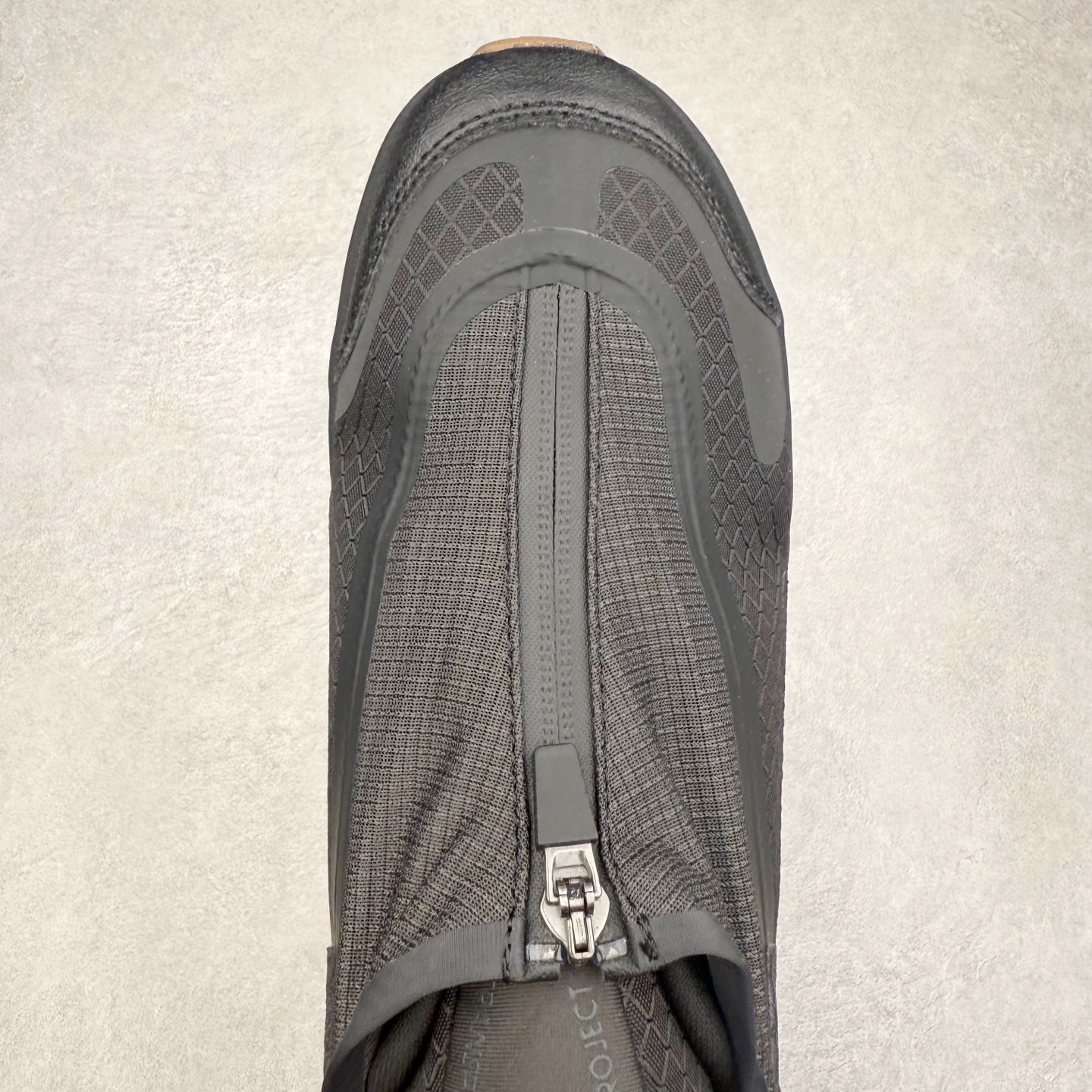 图片[4]-HOKA ONE ONE PROJECT TRANSPORT 舒适百搭防滑耐磨低帮生活休闲鞋 男女同款 HOKA ONE ONE是来自美国的跑步鞋知名品牌，创立于2009年，始终致力于为所有跑者提供更新、更好的跑步装备。相比常规跑鞋，HOKA ONE ONE特别研发使用性能独特的几何形跑鞋中底，此种鞋底更厚、更高、回弹性也更好，除了卓越的缓冲性能，它还能內各种阶段的跑者带来更具动感、更加稳定的跑步体验。HOKAONE ONE从设计之初就清楚意识到，要保证跑者步幅的均匀一致，双脚自然而然的运动至关重要。尺码：36 36.5 37.5 38 38.5 39 40 40.5 41 42 42.5 43 44 44.5 45-选品中心