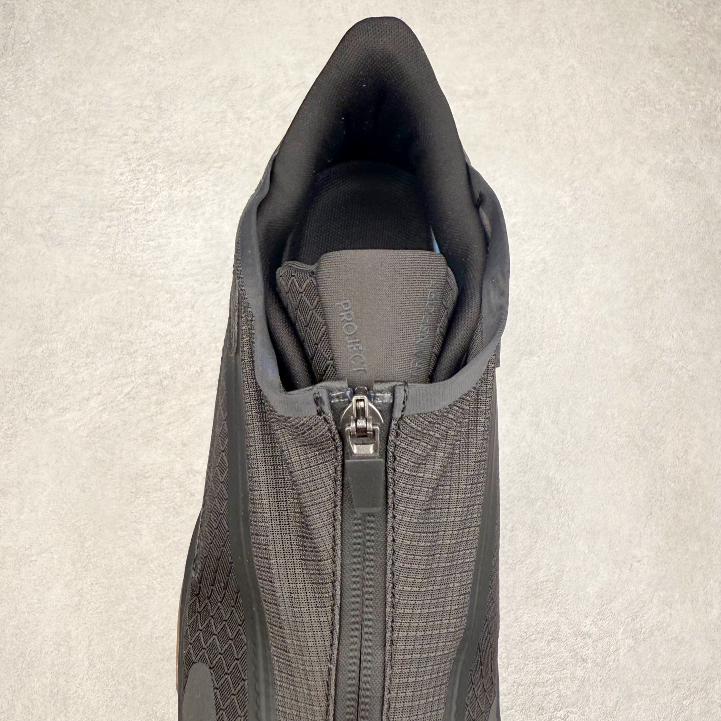 图片[5]-HOKA ONE ONE PROJECT TRANSPORT 舒适百搭防滑耐磨低帮生活休闲鞋 男女同款 HOKA ONE ONE是来自美国的跑步鞋知名品牌，创立于2009年，始终致力于为所有跑者提供更新、更好的跑步装备。相比常规跑鞋，HOKA ONE ONE特别研发使用性能独特的几何形跑鞋中底，此种鞋底更厚、更高、回弹性也更好，除了卓越的缓冲性能，它还能內各种阶段的跑者带来更具动感、更加稳定的跑步体验。HOKAONE ONE从设计之初就清楚意识到，要保证跑者步幅的均匀一致，双脚自然而然的运动至关重要。尺码：36 36.5 37.5 38 38.5 39 40 40.5 41 42 42.5 43 44 44.5 45-选品中心