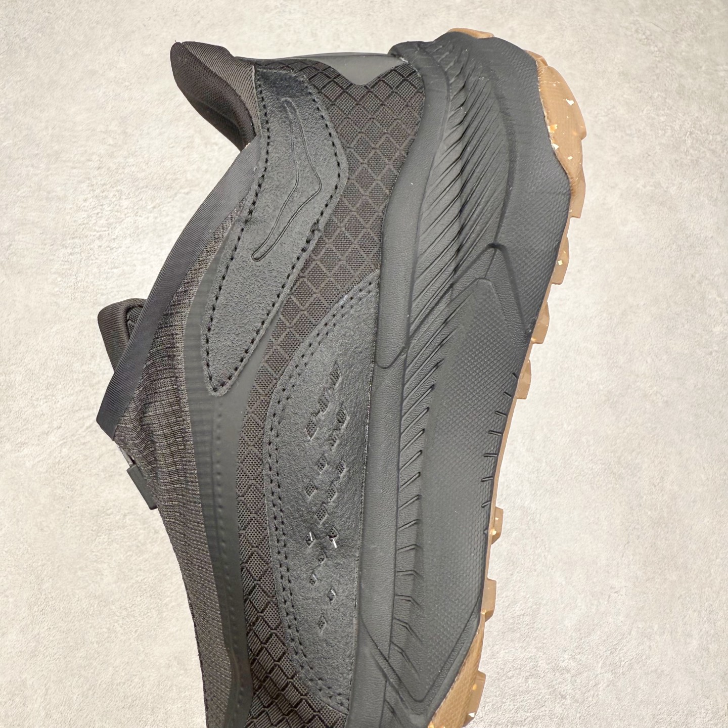 图片[7]-HOKA ONE ONE PROJECT TRANSPORT 舒适百搭防滑耐磨低帮生活休闲鞋 男女同款 HOKA ONE ONE是来自美国的跑步鞋知名品牌，创立于2009年，始终致力于为所有跑者提供更新、更好的跑步装备。相比常规跑鞋，HOKA ONE ONE特别研发使用性能独特的几何形跑鞋中底，此种鞋底更厚、更高、回弹性也更好，除了卓越的缓冲性能，它还能內各种阶段的跑者带来更具动感、更加稳定的跑步体验。HOKAONE ONE从设计之初就清楚意识到，要保证跑者步幅的均匀一致，双脚自然而然的运动至关重要。尺码：36 36.5 37.5 38 38.5 39 40 40.5 41 42 42.5 43 44 44.5 45-选品中心