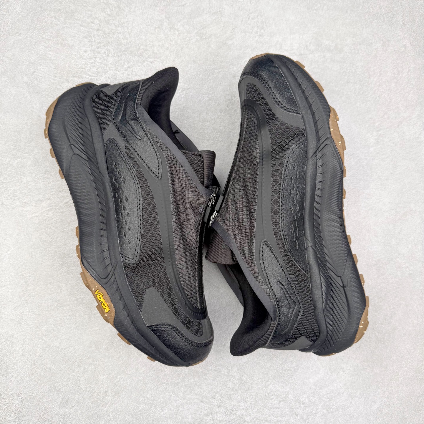 图片[3]-HOKA ONE ONE PROJECT TRANSPORT 舒适百搭防滑耐磨低帮生活休闲鞋 男女同款 HOKA ONE ONE是来自美国的跑步鞋知名品牌，创立于2009年，始终致力于为所有跑者提供更新、更好的跑步装备。相比常规跑鞋，HOKA ONE ONE特别研发使用性能独特的几何形跑鞋中底，此种鞋底更厚、更高、回弹性也更好，除了卓越的缓冲性能，它还能內各种阶段的跑者带来更具动感、更加稳定的跑步体验。HOKAONE ONE从设计之初就清楚意识到，要保证跑者步幅的均匀一致，双脚自然而然的运动至关重要。尺码：36 36.5 37.5 38 38.5 39 40 40.5 41 42 42.5 43 44 44.5 45-选品中心