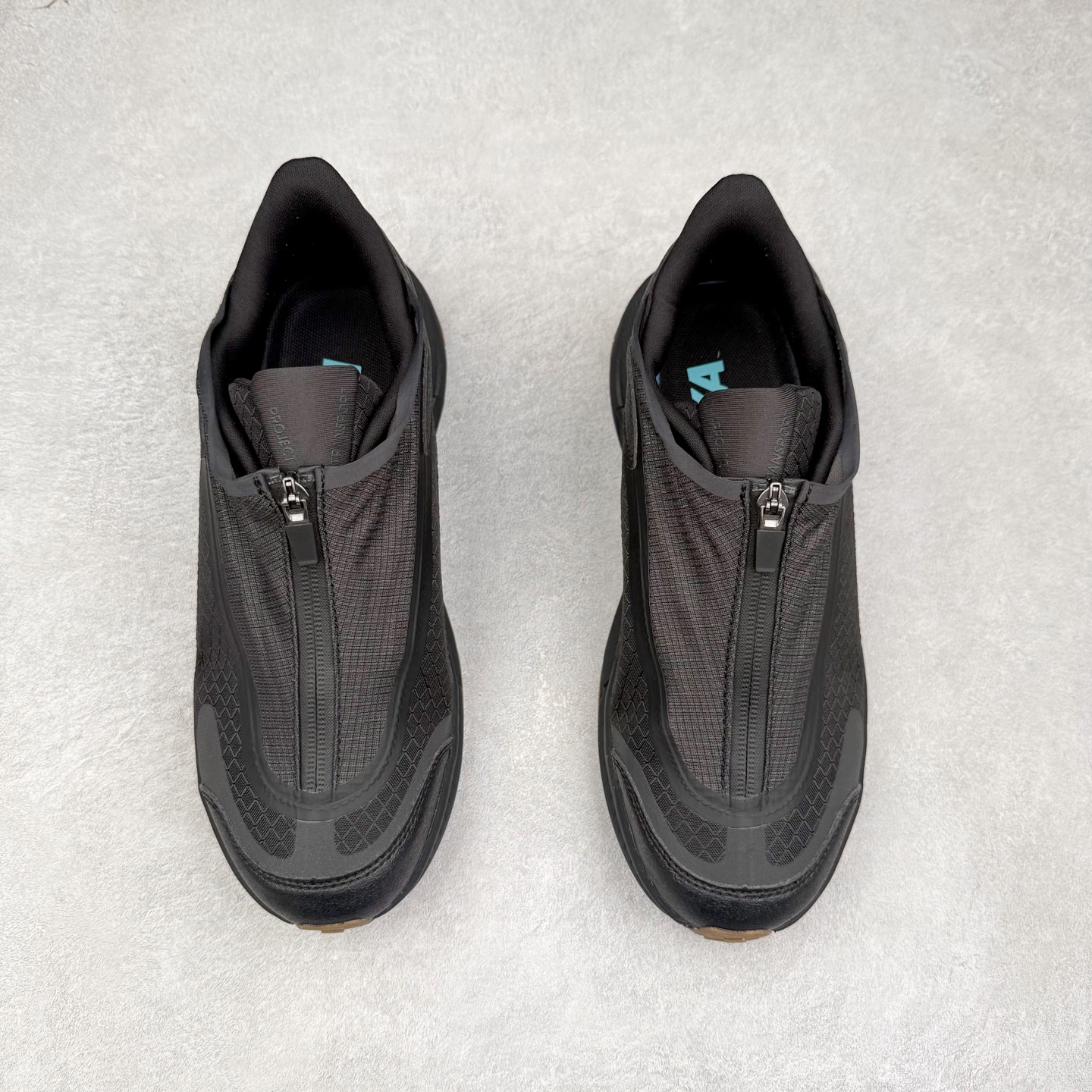 图片[2]-HOKA ONE ONE PROJECT TRANSPORT 舒适百搭防滑耐磨低帮生活休闲鞋 男女同款 HOKA ONE ONE是来自美国的跑步鞋知名品牌，创立于2009年，始终致力于为所有跑者提供更新、更好的跑步装备。相比常规跑鞋，HOKA ONE ONE特别研发使用性能独特的几何形跑鞋中底，此种鞋底更厚、更高、回弹性也更好，除了卓越的缓冲性能，它还能內各种阶段的跑者带来更具动感、更加稳定的跑步体验。HOKAONE ONE从设计之初就清楚意识到，要保证跑者步幅的均匀一致，双脚自然而然的运动至关重要。尺码：36 36.5 37.5 38 38.5 39 40 40.5 41 42 42.5 43 44 44.5 45-选品中心