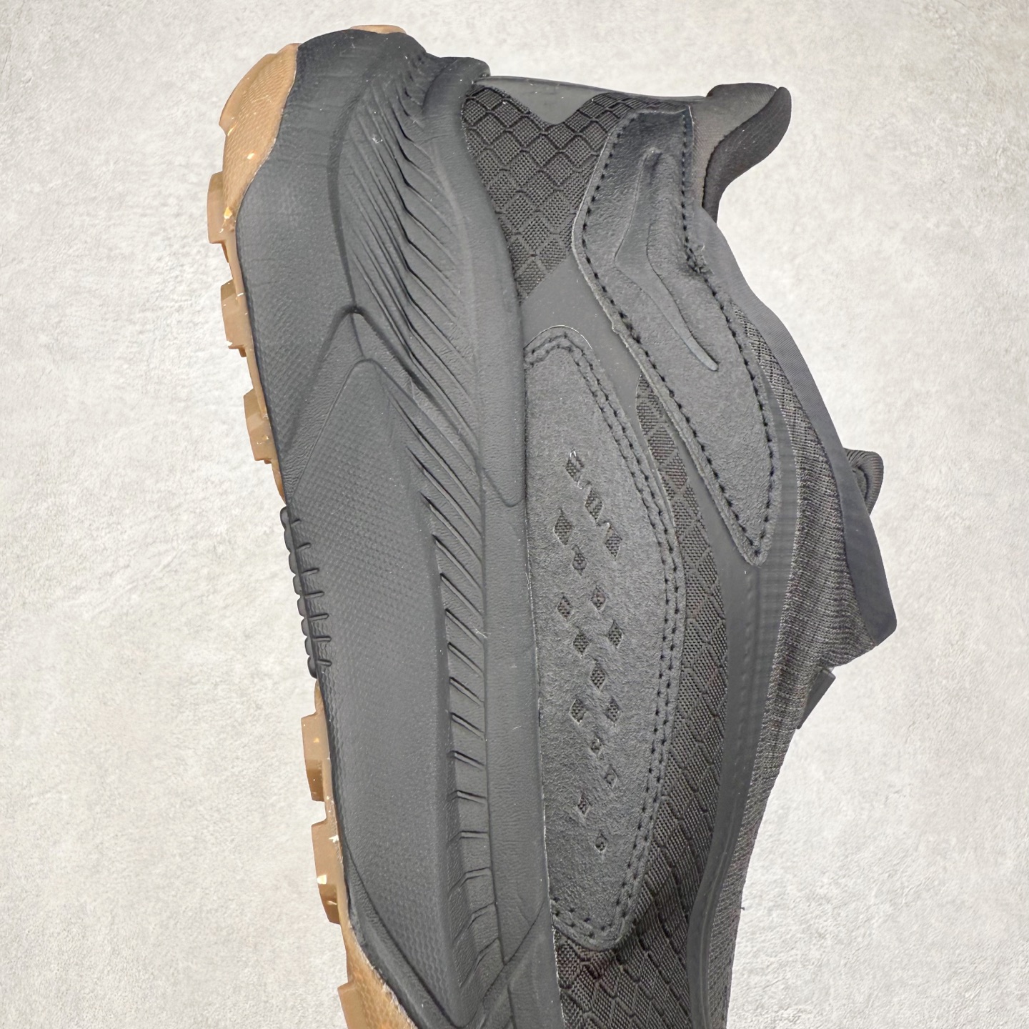 图片[6]-HOKA ONE ONE PROJECT TRANSPORT 舒适百搭防滑耐磨低帮生活休闲鞋 男女同款 HOKA ONE ONE是来自美国的跑步鞋知名品牌，创立于2009年，始终致力于为所有跑者提供更新、更好的跑步装备。相比常规跑鞋，HOKA ONE ONE特别研发使用性能独特的几何形跑鞋中底，此种鞋底更厚、更高、回弹性也更好，除了卓越的缓冲性能，它还能內各种阶段的跑者带来更具动感、更加稳定的跑步体验。HOKAONE ONE从设计之初就清楚意识到，要保证跑者步幅的均匀一致，双脚自然而然的运动至关重要。尺码：36 36.5 37.5 38 38.5 39 40 40.5 41 42 42.5 43 44 44.5 45-选品中心