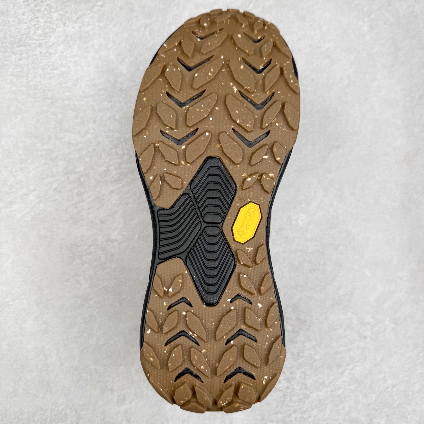 图片[9]-HOKA ONE ONE PROJECT TRANSPORT 舒适百搭防滑耐磨低帮生活休闲鞋 男女同款 HOKA ONE ONE是来自美国的跑步鞋知名品牌，创立于2009年，始终致力于为所有跑者提供更新、更好的跑步装备。相比常规跑鞋，HOKA ONE ONE特别研发使用性能独特的几何形跑鞋中底，此种鞋底更厚、更高、回弹性也更好，除了卓越的缓冲性能，它还能內各种阶段的跑者带来更具动感、更加稳定的跑步体验。HOKAONE ONE从设计之初就清楚意识到，要保证跑者步幅的均匀一致，双脚自然而然的运动至关重要。尺码：36 36.5 37.5 38 38.5 39 40 40.5 41 42 42.5 43 44 44.5 45-选品中心