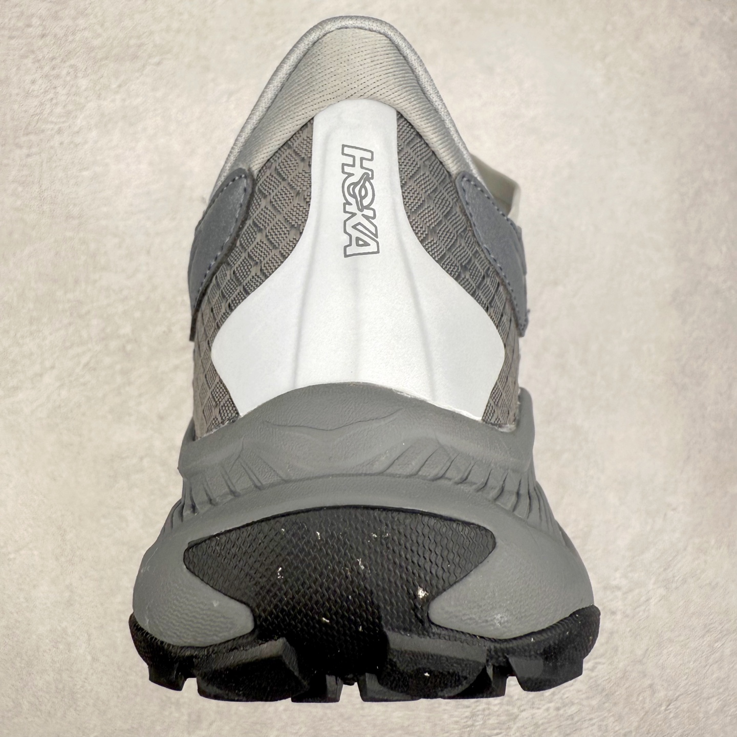 图片[8]-HOKA ONE ONE PROJECT TRANSPORT 舒适百搭防滑耐磨低帮生活休闲鞋 男女同款 HOKA ONE ONE是来自美国的跑步鞋知名品牌，创立于2009年，始终致力于为所有跑者提供更新、更好的跑步装备。相比常规跑鞋，HOKA ONE ONE特别研发使用性能独特的几何形跑鞋中底，此种鞋底更厚、更高、回弹性也更好，除了卓越的缓冲性能，它还能內各种阶段的跑者带来更具动感、更加稳定的跑步体验。HOKAONE ONE从设计之初就清楚意识到，要保证跑者步幅的均匀一致，双脚自然而然的运动至关重要。尺码：36 36.5 37.5 38 38.5 39 40 40.5 41 42 42.5 43 44 44.5 45-选品中心