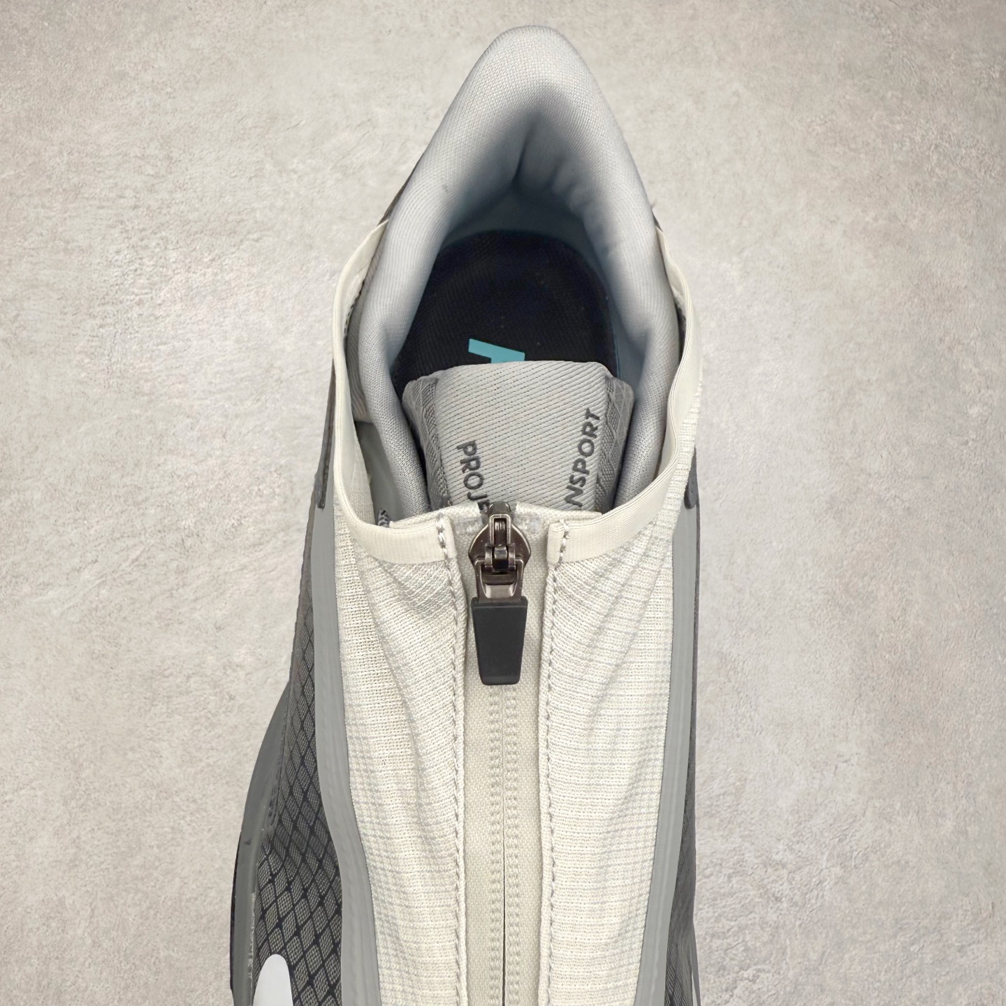 图片[5]-HOKA ONE ONE PROJECT TRANSPORT 舒适百搭防滑耐磨低帮生活休闲鞋 男女同款 HOKA ONE ONE是来自美国的跑步鞋知名品牌，创立于2009年，始终致力于为所有跑者提供更新、更好的跑步装备。相比常规跑鞋，HOKA ONE ONE特别研发使用性能独特的几何形跑鞋中底，此种鞋底更厚、更高、回弹性也更好，除了卓越的缓冲性能，它还能內各种阶段的跑者带来更具动感、更加稳定的跑步体验。HOKAONE ONE从设计之初就清楚意识到，要保证跑者步幅的均匀一致，双脚自然而然的运动至关重要。尺码：36 36.5 37.5 38 38.5 39 40 40.5 41 42 42.5 43 44 44.5 45-选品中心