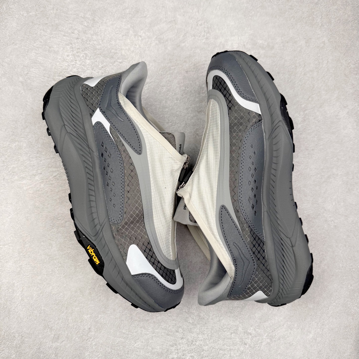 图片[3]-HOKA ONE ONE PROJECT TRANSPORT 舒适百搭防滑耐磨低帮生活休闲鞋 男女同款 HOKA ONE ONE是来自美国的跑步鞋知名品牌，创立于2009年，始终致力于为所有跑者提供更新、更好的跑步装备。相比常规跑鞋，HOKA ONE ONE特别研发使用性能独特的几何形跑鞋中底，此种鞋底更厚、更高、回弹性也更好，除了卓越的缓冲性能，它还能內各种阶段的跑者带来更具动感、更加稳定的跑步体验。HOKAONE ONE从设计之初就清楚意识到，要保证跑者步幅的均匀一致，双脚自然而然的运动至关重要。尺码：36 36.5 37.5 38 38.5 39 40 40.5 41 42 42.5 43 44 44.5 45-选品中心