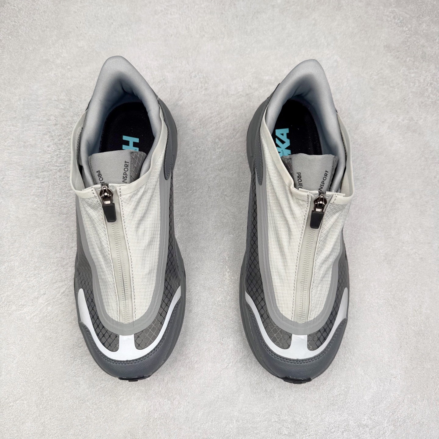 图片[2]-HOKA ONE ONE PROJECT TRANSPORT 舒适百搭防滑耐磨低帮生活休闲鞋 男女同款 HOKA ONE ONE是来自美国的跑步鞋知名品牌，创立于2009年，始终致力于为所有跑者提供更新、更好的跑步装备。相比常规跑鞋，HOKA ONE ONE特别研发使用性能独特的几何形跑鞋中底，此种鞋底更厚、更高、回弹性也更好，除了卓越的缓冲性能，它还能內各种阶段的跑者带来更具动感、更加稳定的跑步体验。HOKAONE ONE从设计之初就清楚意识到，要保证跑者步幅的均匀一致，双脚自然而然的运动至关重要。尺码：36 36.5 37.5 38 38.5 39 40 40.5 41 42 42.5 43 44 44.5 45-选品中心