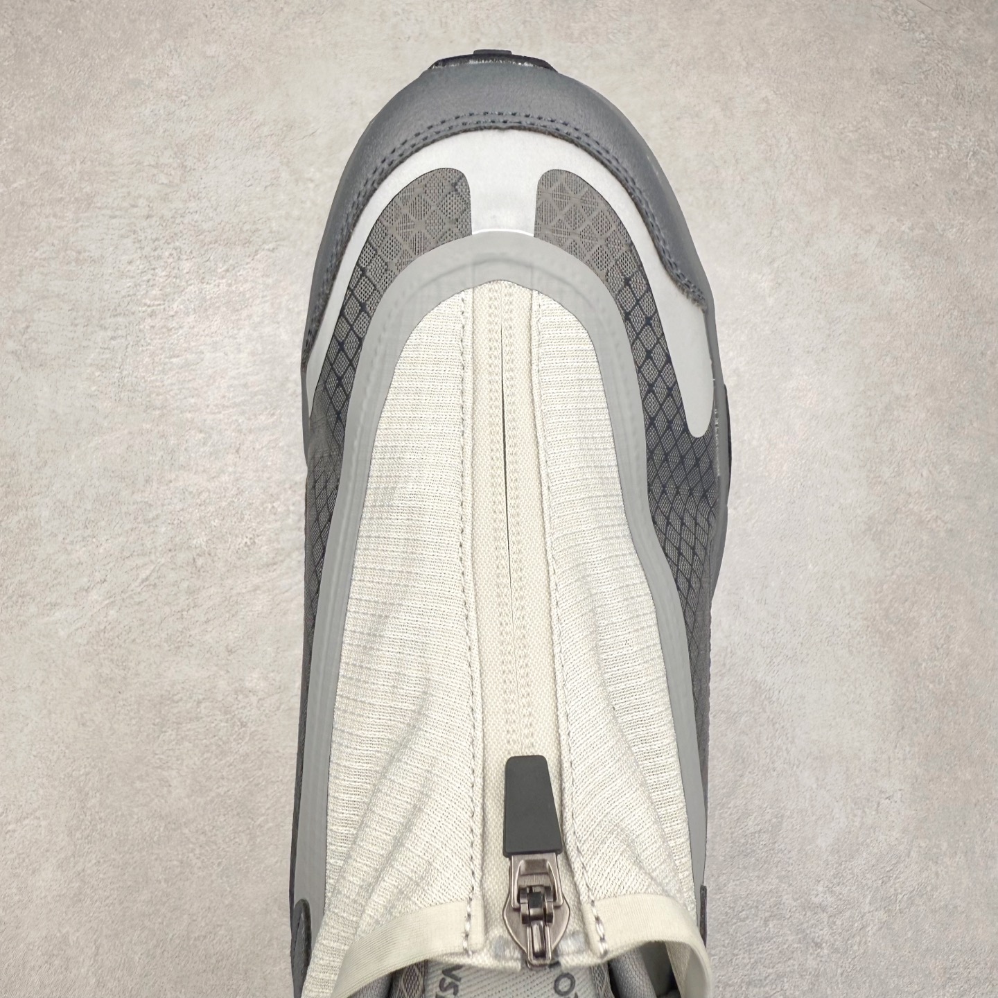 图片[4]-HOKA ONE ONE PROJECT TRANSPORT 舒适百搭防滑耐磨低帮生活休闲鞋 男女同款 HOKA ONE ONE是来自美国的跑步鞋知名品牌，创立于2009年，始终致力于为所有跑者提供更新、更好的跑步装备。相比常规跑鞋，HOKA ONE ONE特别研发使用性能独特的几何形跑鞋中底，此种鞋底更厚、更高、回弹性也更好，除了卓越的缓冲性能，它还能內各种阶段的跑者带来更具动感、更加稳定的跑步体验。HOKAONE ONE从设计之初就清楚意识到，要保证跑者步幅的均匀一致，双脚自然而然的运动至关重要。尺码：36 36.5 37.5 38 38.5 39 40 40.5 41 42 42.5 43 44 44.5 45-选品中心