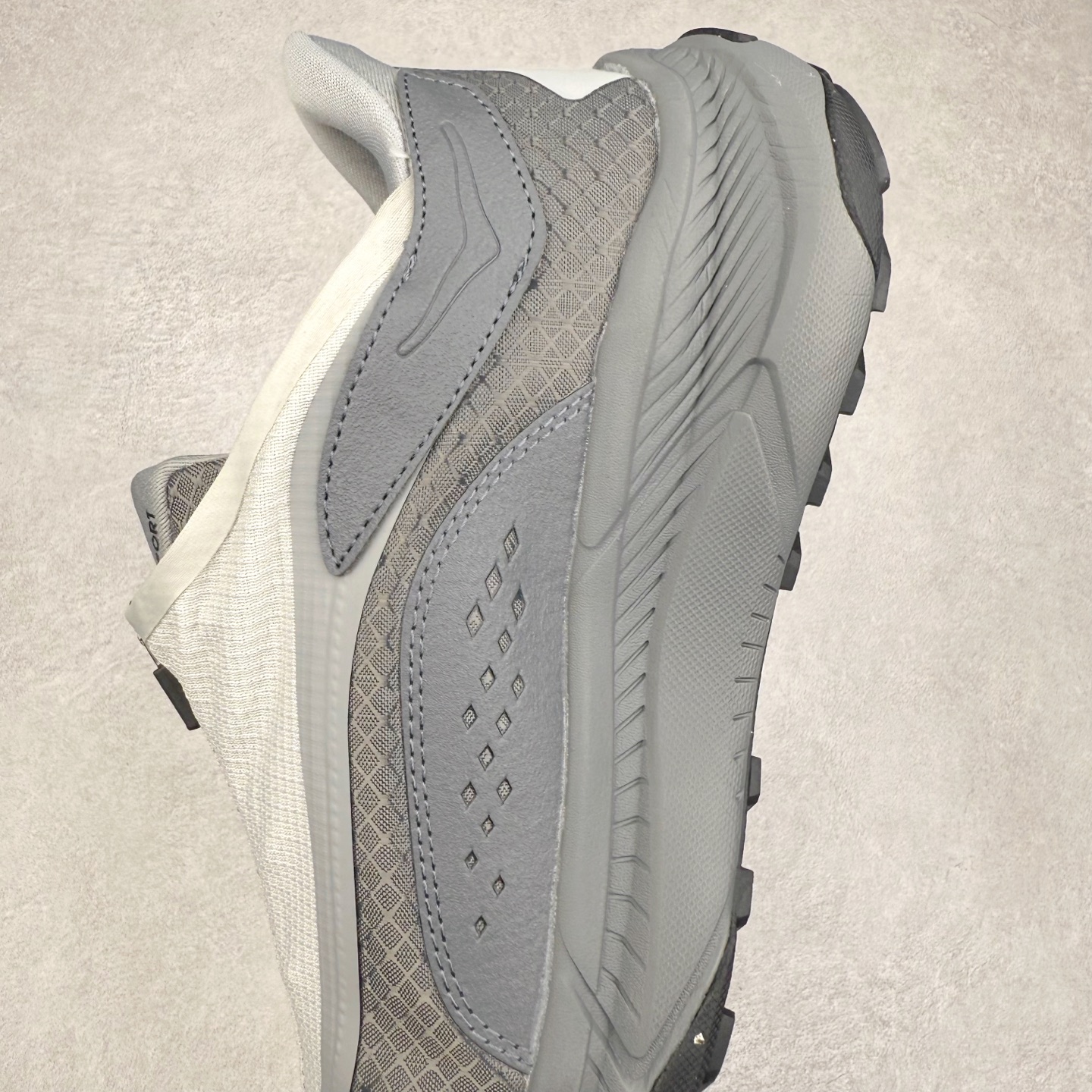 图片[7]-HOKA ONE ONE PROJECT TRANSPORT 舒适百搭防滑耐磨低帮生活休闲鞋 男女同款 HOKA ONE ONE是来自美国的跑步鞋知名品牌，创立于2009年，始终致力于为所有跑者提供更新、更好的跑步装备。相比常规跑鞋，HOKA ONE ONE特别研发使用性能独特的几何形跑鞋中底，此种鞋底更厚、更高、回弹性也更好，除了卓越的缓冲性能，它还能內各种阶段的跑者带来更具动感、更加稳定的跑步体验。HOKAONE ONE从设计之初就清楚意识到，要保证跑者步幅的均匀一致，双脚自然而然的运动至关重要。尺码：36 36.5 37.5 38 38.5 39 40 40.5 41 42 42.5 43 44 44.5 45-选品中心