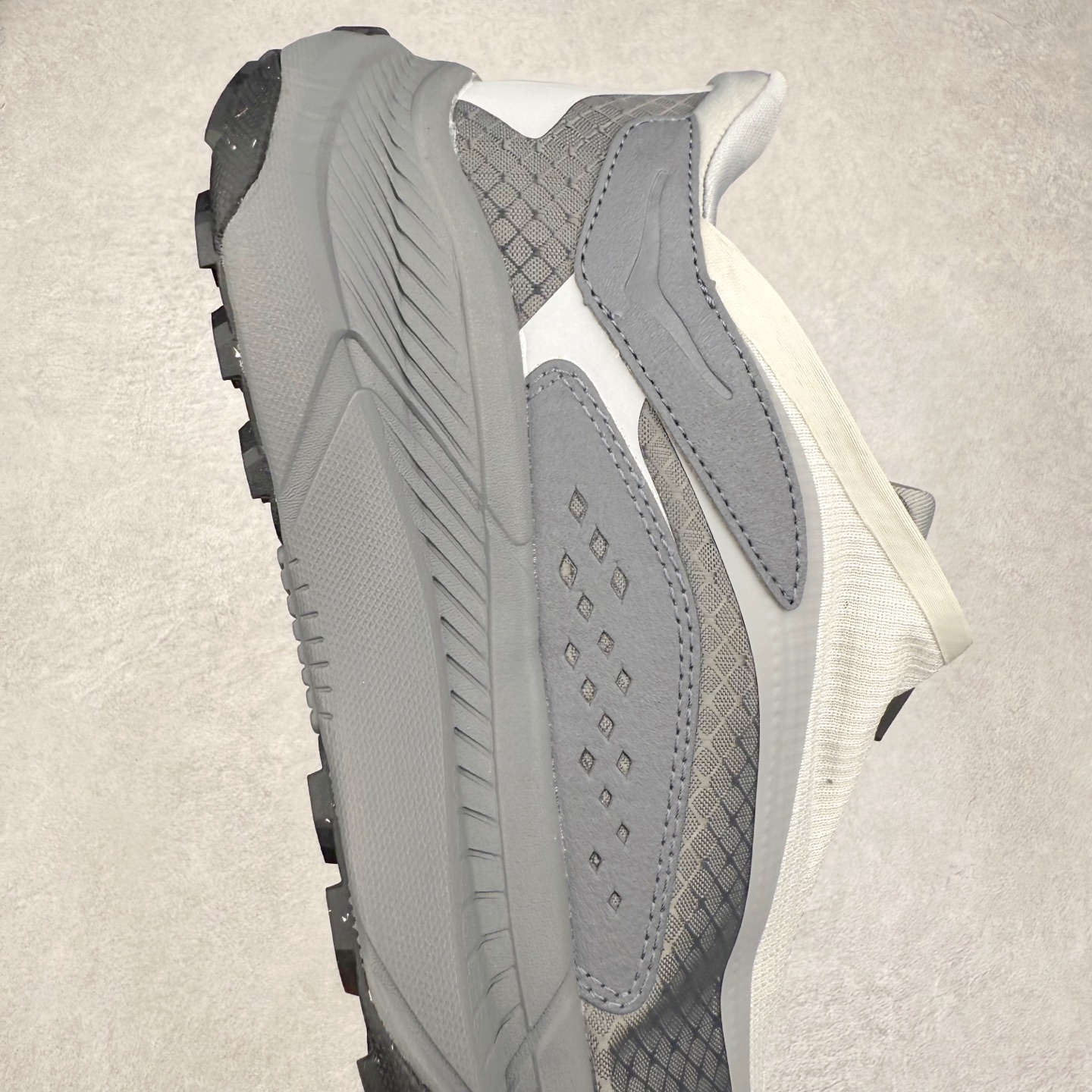 图片[6]-HOKA ONE ONE PROJECT TRANSPORT 舒适百搭防滑耐磨低帮生活休闲鞋 男女同款 HOKA ONE ONE是来自美国的跑步鞋知名品牌，创立于2009年，始终致力于为所有跑者提供更新、更好的跑步装备。相比常规跑鞋，HOKA ONE ONE特别研发使用性能独特的几何形跑鞋中底，此种鞋底更厚、更高、回弹性也更好，除了卓越的缓冲性能，它还能內各种阶段的跑者带来更具动感、更加稳定的跑步体验。HOKAONE ONE从设计之初就清楚意识到，要保证跑者步幅的均匀一致，双脚自然而然的运动至关重要。尺码：36 36.5 37.5 38 38.5 39 40 40.5 41 42 42.5 43 44 44.5 45-选品中心