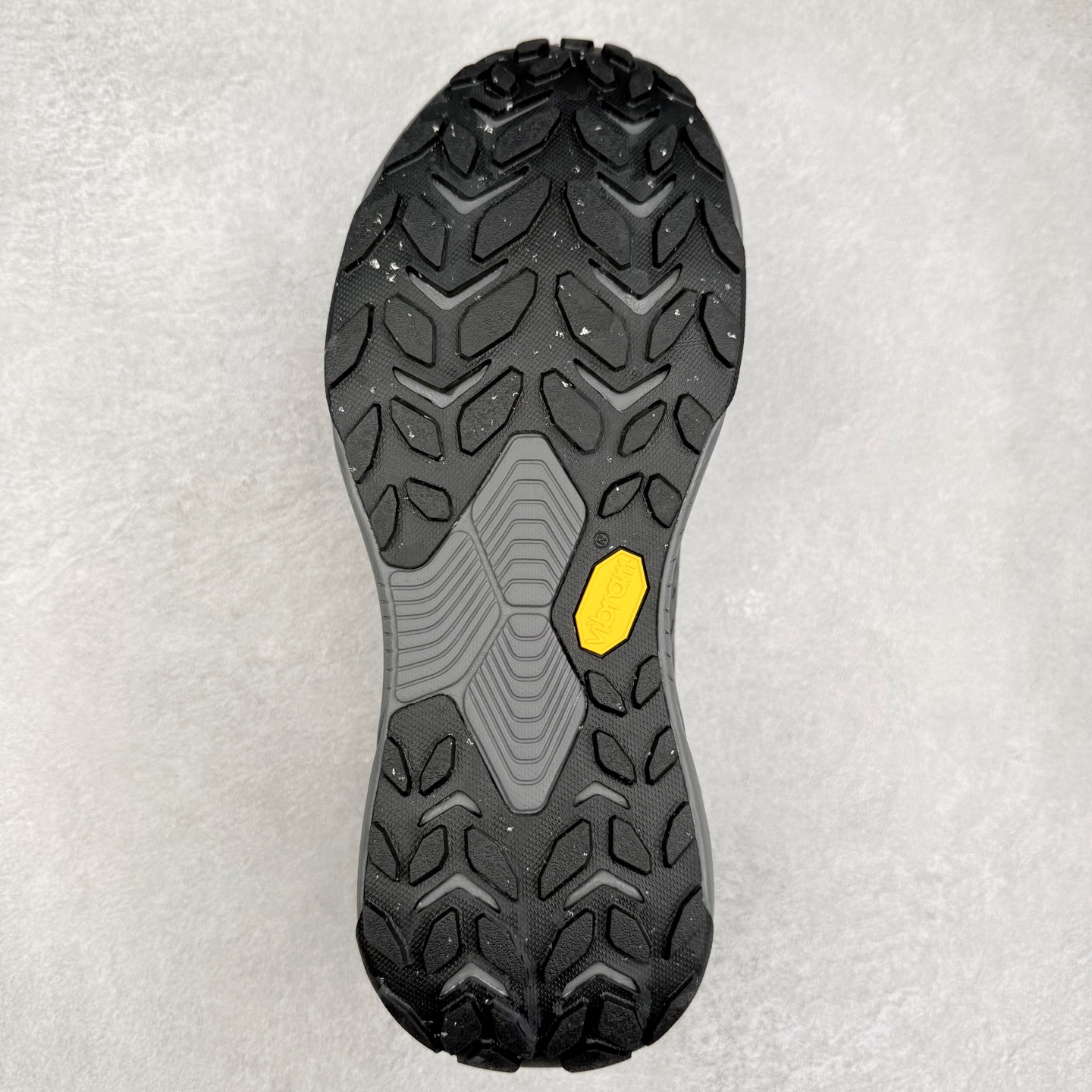 图片[9]-HOKA ONE ONE PROJECT TRANSPORT 舒适百搭防滑耐磨低帮生活休闲鞋 男女同款 HOKA ONE ONE是来自美国的跑步鞋知名品牌，创立于2009年，始终致力于为所有跑者提供更新、更好的跑步装备。相比常规跑鞋，HOKA ONE ONE特别研发使用性能独特的几何形跑鞋中底，此种鞋底更厚、更高、回弹性也更好，除了卓越的缓冲性能，它还能內各种阶段的跑者带来更具动感、更加稳定的跑步体验。HOKAONE ONE从设计之初就清楚意识到，要保证跑者步幅的均匀一致，双脚自然而然的运动至关重要。尺码：36 36.5 37.5 38 38.5 39 40 40.5 41 42 42.5 43 44 44.5 45-选品中心