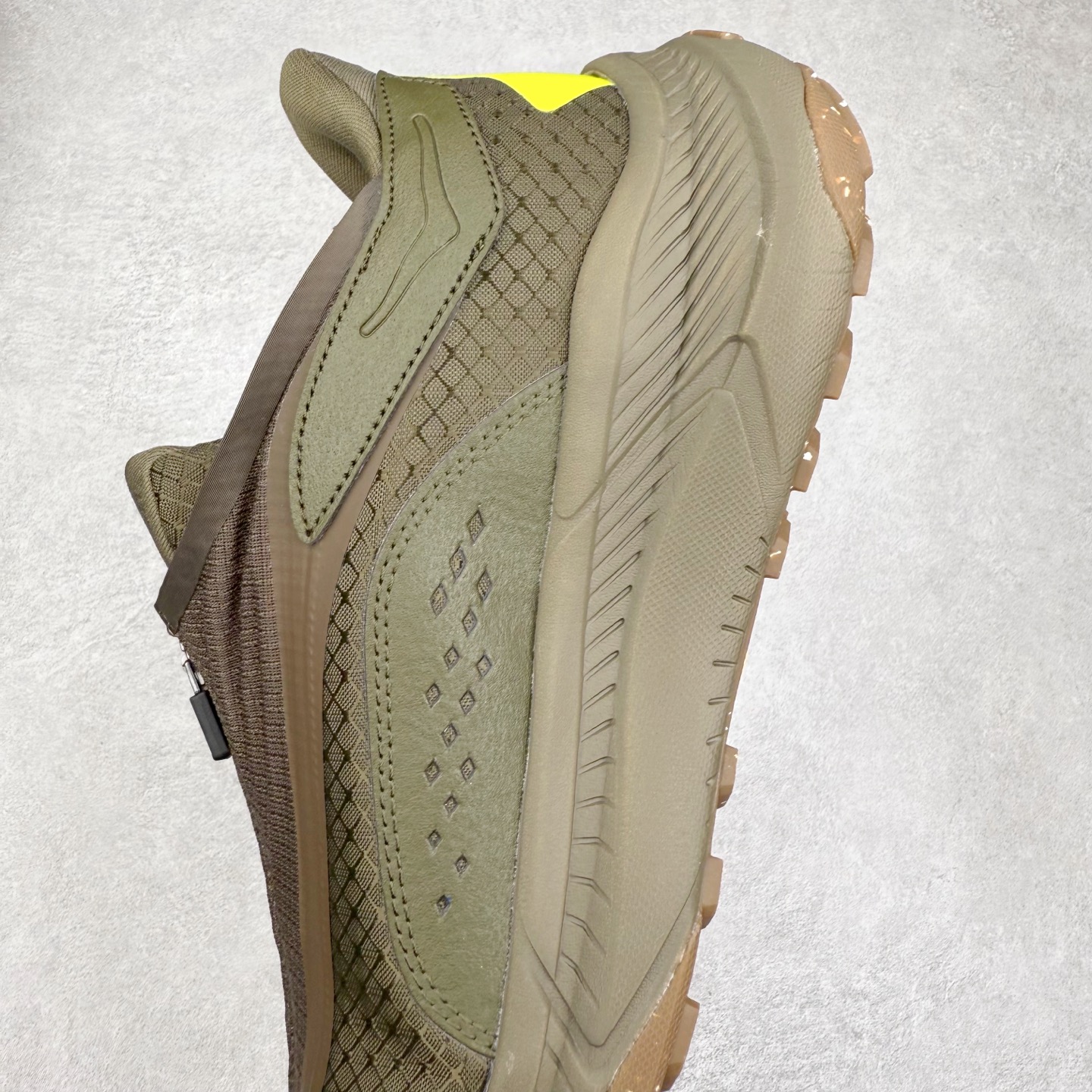 图片[7]-HOKA ONE ONE PROJECT TRANSPORT 舒适百搭防滑耐磨低帮生活休闲鞋 男女同款 HOKA ONE ONE是来自美国的跑步鞋知名品牌，创立于2009年，始终致力于为所有跑者提供更新、更好的跑步装备。相比常规跑鞋，HOKA ONE ONE特别研发使用性能独特的几何形跑鞋中底，此种鞋底更厚、更高、回弹性也更好，除了卓越的缓冲性能，它还能內各种阶段的跑者带来更具动感、更加稳定的跑步体验。HOKAONE ONE从设计之初就清楚意识到，要保证跑者步幅的均匀一致，双脚自然而然的运动至关重要。尺码：36 36.5 37.5 38 38.5 39 40 40.5 41 42 42.5 43 44 44.5 45-选品中心