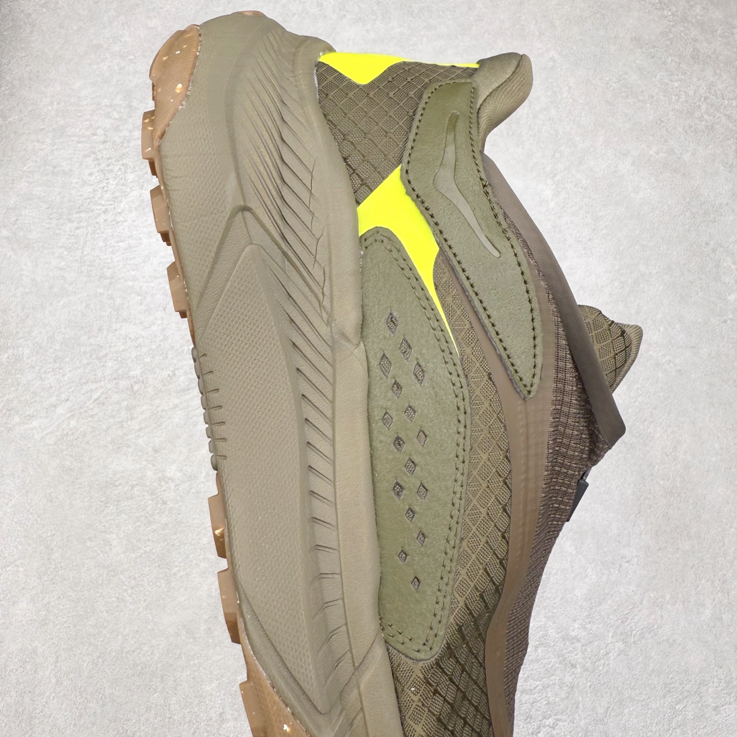 图片[6]-HOKA ONE ONE PROJECT TRANSPORT 舒适百搭防滑耐磨低帮生活休闲鞋 男女同款 HOKA ONE ONE是来自美国的跑步鞋知名品牌，创立于2009年，始终致力于为所有跑者提供更新、更好的跑步装备。相比常规跑鞋，HOKA ONE ONE特别研发使用性能独特的几何形跑鞋中底，此种鞋底更厚、更高、回弹性也更好，除了卓越的缓冲性能，它还能內各种阶段的跑者带来更具动感、更加稳定的跑步体验。HOKAONE ONE从设计之初就清楚意识到，要保证跑者步幅的均匀一致，双脚自然而然的运动至关重要。尺码：36 36.5 37.5 38 38.5 39 40 40.5 41 42 42.5 43 44 44.5 45-选品中心