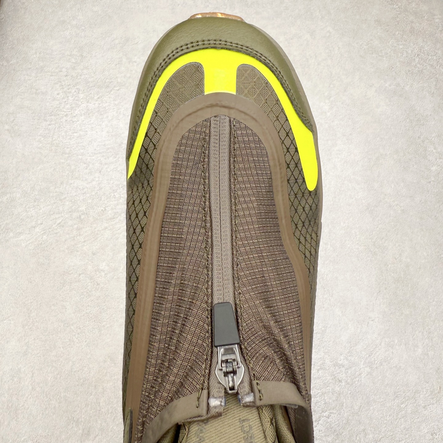 图片[4]-HOKA ONE ONE PROJECT TRANSPORT 舒适百搭防滑耐磨低帮生活休闲鞋 男女同款 HOKA ONE ONE是来自美国的跑步鞋知名品牌，创立于2009年，始终致力于为所有跑者提供更新、更好的跑步装备。相比常规跑鞋，HOKA ONE ONE特别研发使用性能独特的几何形跑鞋中底，此种鞋底更厚、更高、回弹性也更好，除了卓越的缓冲性能，它还能內各种阶段的跑者带来更具动感、更加稳定的跑步体验。HOKAONE ONE从设计之初就清楚意识到，要保证跑者步幅的均匀一致，双脚自然而然的运动至关重要。尺码：36 36.5 37.5 38 38.5 39 40 40.5 41 42 42.5 43 44 44.5 45-选品中心