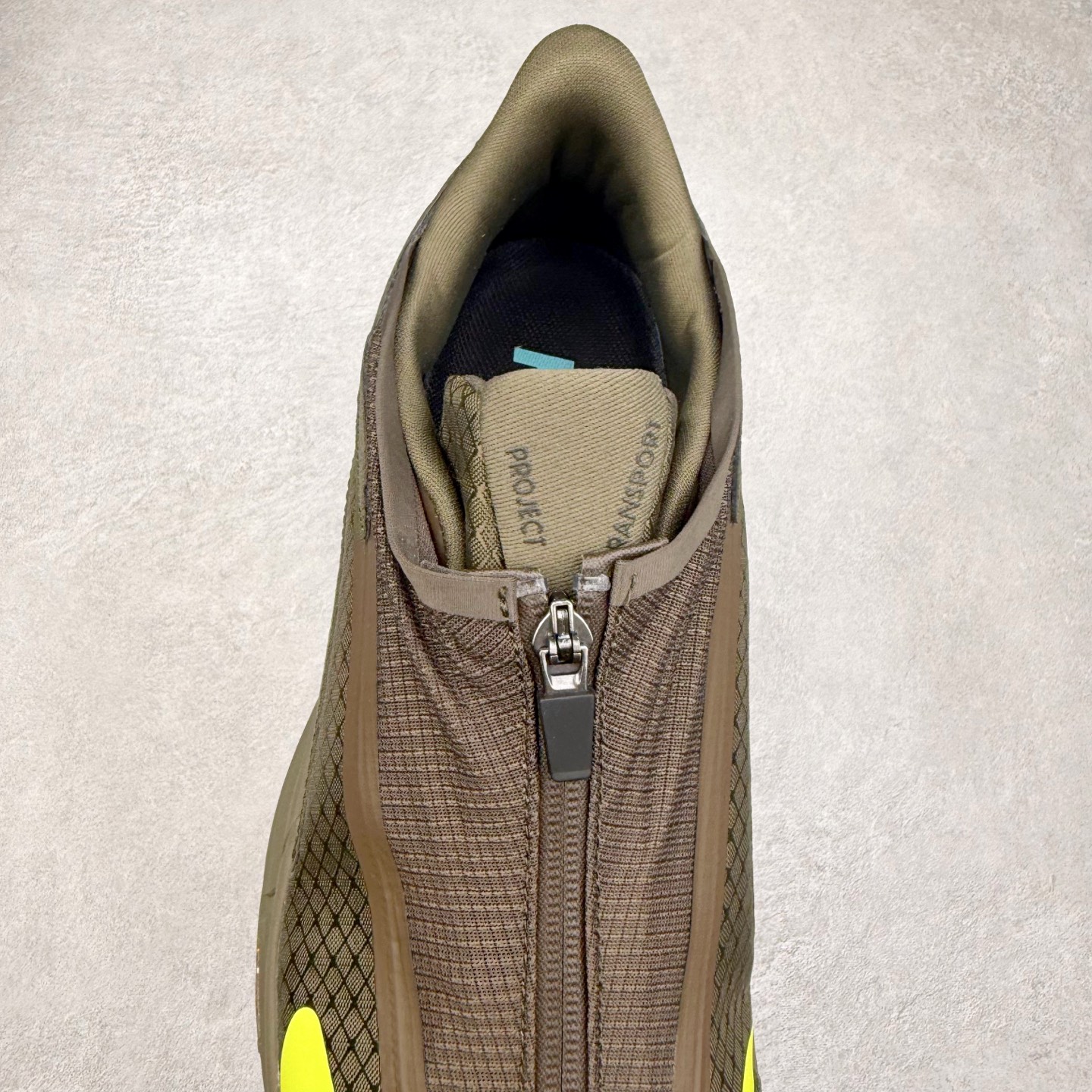 图片[5]-HOKA ONE ONE PROJECT TRANSPORT 舒适百搭防滑耐磨低帮生活休闲鞋 男女同款 HOKA ONE ONE是来自美国的跑步鞋知名品牌，创立于2009年，始终致力于为所有跑者提供更新、更好的跑步装备。相比常规跑鞋，HOKA ONE ONE特别研发使用性能独特的几何形跑鞋中底，此种鞋底更厚、更高、回弹性也更好，除了卓越的缓冲性能，它还能內各种阶段的跑者带来更具动感、更加稳定的跑步体验。HOKAONE ONE从设计之初就清楚意识到，要保证跑者步幅的均匀一致，双脚自然而然的运动至关重要。尺码：36 36.5 37.5 38 38.5 39 40 40.5 41 42 42.5 43 44 44.5 45-选品中心