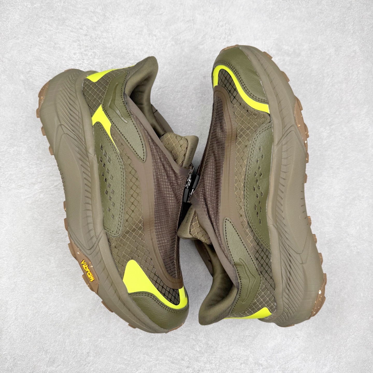 图片[3]-HOKA ONE ONE PROJECT TRANSPORT 舒适百搭防滑耐磨低帮生活休闲鞋 男女同款 HOKA ONE ONE是来自美国的跑步鞋知名品牌，创立于2009年，始终致力于为所有跑者提供更新、更好的跑步装备。相比常规跑鞋，HOKA ONE ONE特别研发使用性能独特的几何形跑鞋中底，此种鞋底更厚、更高、回弹性也更好，除了卓越的缓冲性能，它还能內各种阶段的跑者带来更具动感、更加稳定的跑步体验。HOKAONE ONE从设计之初就清楚意识到，要保证跑者步幅的均匀一致，双脚自然而然的运动至关重要。尺码：36 36.5 37.5 38 38.5 39 40 40.5 41 42 42.5 43 44 44.5 45-选品中心