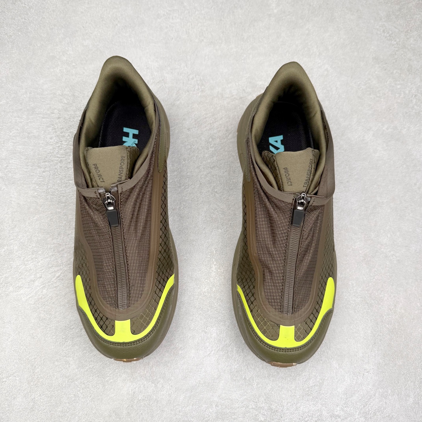 图片[2]-HOKA ONE ONE PROJECT TRANSPORT 舒适百搭防滑耐磨低帮生活休闲鞋 男女同款 HOKA ONE ONE是来自美国的跑步鞋知名品牌，创立于2009年，始终致力于为所有跑者提供更新、更好的跑步装备。相比常规跑鞋，HOKA ONE ONE特别研发使用性能独特的几何形跑鞋中底，此种鞋底更厚、更高、回弹性也更好，除了卓越的缓冲性能，它还能內各种阶段的跑者带来更具动感、更加稳定的跑步体验。HOKAONE ONE从设计之初就清楚意识到，要保证跑者步幅的均匀一致，双脚自然而然的运动至关重要。尺码：36 36.5 37.5 38 38.5 39 40 40.5 41 42 42.5 43 44 44.5 45-选品中心