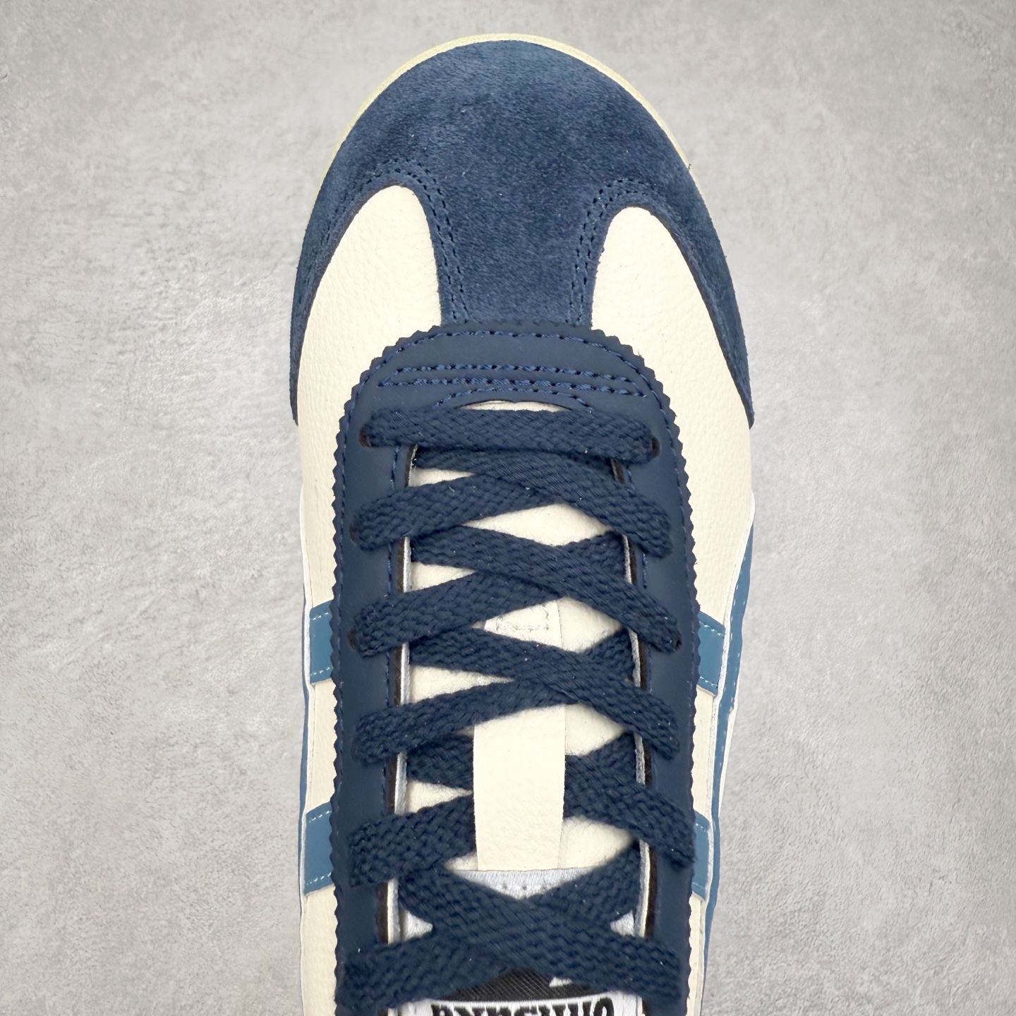 图片[4]-＃纯原福利 Asics Onitsuka Tiger MEXICO 66 亚瑟士鬼冢虎复古经典板鞋 市场最强版本 原厂牛津布加持 海外订单工厂出品 超成熟稳定的做工品控 原装全套纸板楦头开发 原汁原味 完美呈现版型 私模正确鞋底咬花纹路 一比一鞋头弧度高度鞋身弧度 绝不口嗨 细节品控鞋型随意秒杀市面 原档咬花纹路私模大底 一个单元有六个三角形 总体形拼接呈现花瓣状 官方四联吊牌 原装Ortholite轻量化鞋垫 原盒原配 质保卡 说明书 钢印防尘纸 纸板中底带钢印 乳胶组合鞋垫 支持全方位的对比专柜 产品从款式颜色造型上体现出追求舒适和细节的完美 鞋类更是推崇手工制作的严谨与完美 融舒适性与可穿性的设计风格 注重细节的完美和别致魅力 既保持稳重 又不失轻松的时尚感 尺码：36 37 37.5 38 39 39.5 40 40.5 41.5 42 42.5 43.5 44 45-选品中心