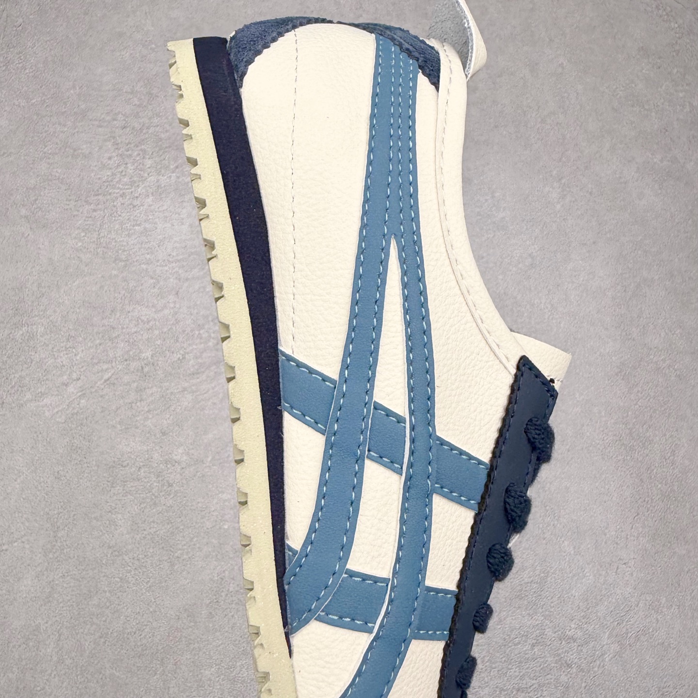图片[6]-＃纯原福利 Asics Onitsuka Tiger MEXICO 66 亚瑟士鬼冢虎复古经典板鞋 市场最强版本 原厂牛津布加持 海外订单工厂出品 超成熟稳定的做工品控 原装全套纸板楦头开发 原汁原味 完美呈现版型 私模正确鞋底咬花纹路 一比一鞋头弧度高度鞋身弧度 绝不口嗨 细节品控鞋型随意秒杀市面 原档咬花纹路私模大底 一个单元有六个三角形 总体形拼接呈现花瓣状 官方四联吊牌 原装Ortholite轻量化鞋垫 原盒原配 质保卡 说明书 钢印防尘纸 纸板中底带钢印 乳胶组合鞋垫 支持全方位的对比专柜 产品从款式颜色造型上体现出追求舒适和细节的完美 鞋类更是推崇手工制作的严谨与完美 融舒适性与可穿性的设计风格 注重细节的完美和别致魅力 既保持稳重 又不失轻松的时尚感 尺码：36 37 37.5 38 39 39.5 40 40.5 41.5 42 42.5 43.5 44 45-选品中心
