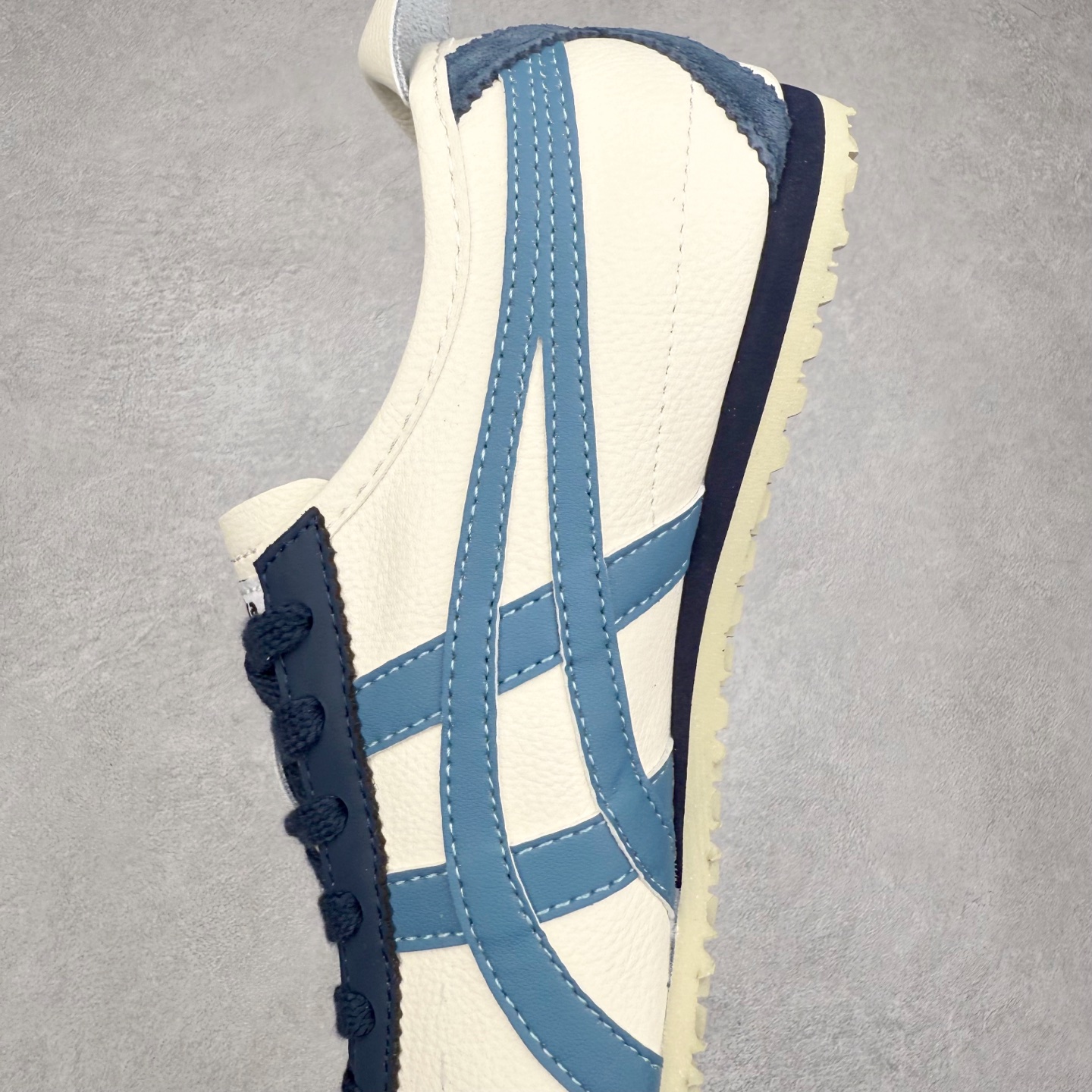 图片[7]-＃纯原福利 Asics Onitsuka Tiger MEXICO 66 亚瑟士鬼冢虎复古经典板鞋 市场最强版本 原厂牛津布加持 海外订单工厂出品 超成熟稳定的做工品控 原装全套纸板楦头开发 原汁原味 完美呈现版型 私模正确鞋底咬花纹路 一比一鞋头弧度高度鞋身弧度 绝不口嗨 细节品控鞋型随意秒杀市面 原档咬花纹路私模大底 一个单元有六个三角形 总体形拼接呈现花瓣状 官方四联吊牌 原装Ortholite轻量化鞋垫 原盒原配 质保卡 说明书 钢印防尘纸 纸板中底带钢印 乳胶组合鞋垫 支持全方位的对比专柜 产品从款式颜色造型上体现出追求舒适和细节的完美 鞋类更是推崇手工制作的严谨与完美 融舒适性与可穿性的设计风格 注重细节的完美和别致魅力 既保持稳重 又不失轻松的时尚感 尺码：36 37 37.5 38 39 39.5 40 40.5 41.5 42 42.5 43.5 44 45-选品中心