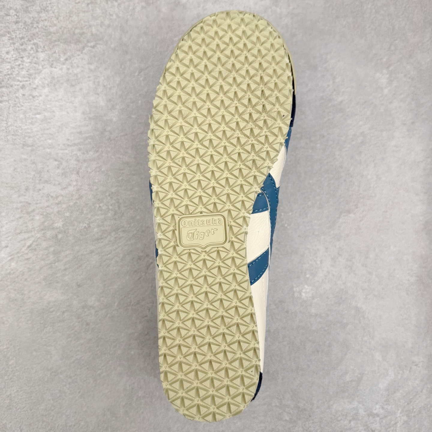 图片[9]-＃纯原福利 Asics Onitsuka Tiger MEXICO 66 亚瑟士鬼冢虎复古经典板鞋 市场最强版本 原厂牛津布加持 海外订单工厂出品 超成熟稳定的做工品控 原装全套纸板楦头开发 原汁原味 完美呈现版型 私模正确鞋底咬花纹路 一比一鞋头弧度高度鞋身弧度 绝不口嗨 细节品控鞋型随意秒杀市面 原档咬花纹路私模大底 一个单元有六个三角形 总体形拼接呈现花瓣状 官方四联吊牌 原装Ortholite轻量化鞋垫 原盒原配 质保卡 说明书 钢印防尘纸 纸板中底带钢印 乳胶组合鞋垫 支持全方位的对比专柜 产品从款式颜色造型上体现出追求舒适和细节的完美 鞋类更是推崇手工制作的严谨与完美 融舒适性与可穿性的设计风格 注重细节的完美和别致魅力 既保持稳重 又不失轻松的时尚感 尺码：36 37 37.5 38 39 39.5 40 40.5 41.5 42 42.5 43.5 44 45-选品中心