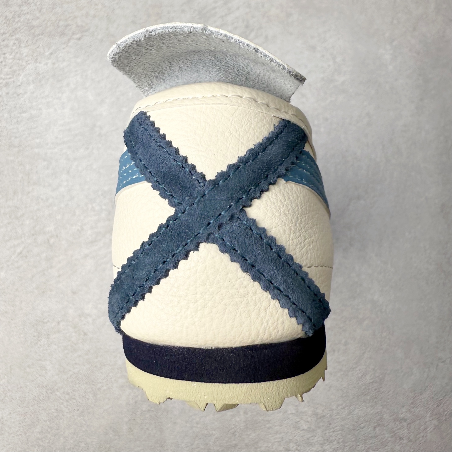 图片[8]-＃纯原福利 Asics Onitsuka Tiger MEXICO 66 亚瑟士鬼冢虎复古经典板鞋 市场最强版本 原厂牛津布加持 海外订单工厂出品 超成熟稳定的做工品控 原装全套纸板楦头开发 原汁原味 完美呈现版型 私模正确鞋底咬花纹路 一比一鞋头弧度高度鞋身弧度 绝不口嗨 细节品控鞋型随意秒杀市面 原档咬花纹路私模大底 一个单元有六个三角形 总体形拼接呈现花瓣状 官方四联吊牌 原装Ortholite轻量化鞋垫 原盒原配 质保卡 说明书 钢印防尘纸 纸板中底带钢印 乳胶组合鞋垫 支持全方位的对比专柜 产品从款式颜色造型上体现出追求舒适和细节的完美 鞋类更是推崇手工制作的严谨与完美 融舒适性与可穿性的设计风格 注重细节的完美和别致魅力 既保持稳重 又不失轻松的时尚感 尺码：36 37 37.5 38 39 39.5 40 40.5 41.5 42 42.5 43.5 44 45-选品中心