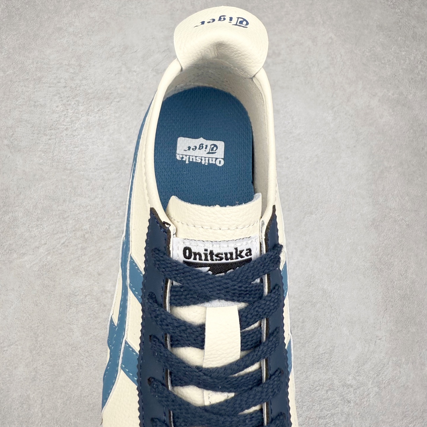 图片[5]-＃纯原福利 Asics Onitsuka Tiger MEXICO 66 亚瑟士鬼冢虎复古经典板鞋 市场最强版本 原厂牛津布加持 海外订单工厂出品 超成熟稳定的做工品控 原装全套纸板楦头开发 原汁原味 完美呈现版型 私模正确鞋底咬花纹路 一比一鞋头弧度高度鞋身弧度 绝不口嗨 细节品控鞋型随意秒杀市面 原档咬花纹路私模大底 一个单元有六个三角形 总体形拼接呈现花瓣状 官方四联吊牌 原装Ortholite轻量化鞋垫 原盒原配 质保卡 说明书 钢印防尘纸 纸板中底带钢印 乳胶组合鞋垫 支持全方位的对比专柜 产品从款式颜色造型上体现出追求舒适和细节的完美 鞋类更是推崇手工制作的严谨与完美 融舒适性与可穿性的设计风格 注重细节的完美和别致魅力 既保持稳重 又不失轻松的时尚感 尺码：36 37 37.5 38 39 39.5 40 40.5 41.5 42 42.5 43.5 44 45-选品中心