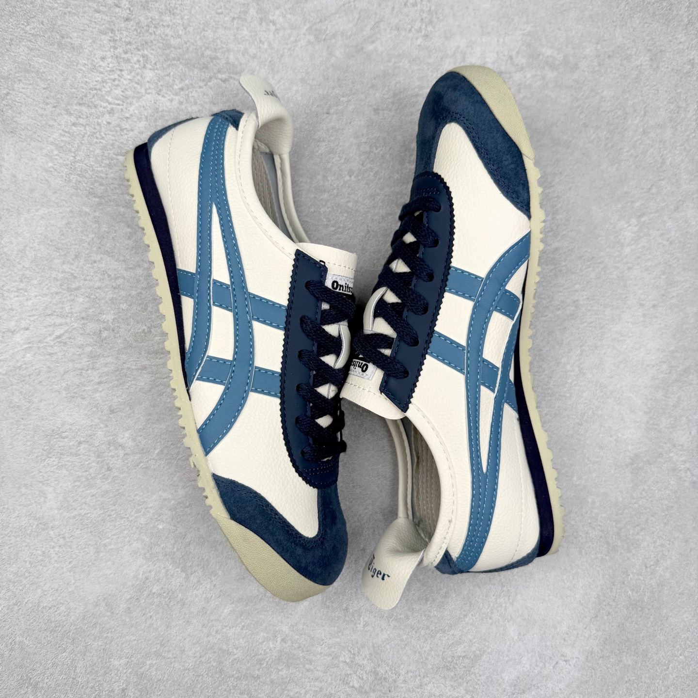 图片[3]-＃纯原福利 Asics Onitsuka Tiger MEXICO 66 亚瑟士鬼冢虎复古经典板鞋 市场最强版本 原厂牛津布加持 海外订单工厂出品 超成熟稳定的做工品控 原装全套纸板楦头开发 原汁原味 完美呈现版型 私模正确鞋底咬花纹路 一比一鞋头弧度高度鞋身弧度 绝不口嗨 细节品控鞋型随意秒杀市面 原档咬花纹路私模大底 一个单元有六个三角形 总体形拼接呈现花瓣状 官方四联吊牌 原装Ortholite轻量化鞋垫 原盒原配 质保卡 说明书 钢印防尘纸 纸板中底带钢印 乳胶组合鞋垫 支持全方位的对比专柜 产品从款式颜色造型上体现出追求舒适和细节的完美 鞋类更是推崇手工制作的严谨与完美 融舒适性与可穿性的设计风格 注重细节的完美和别致魅力 既保持稳重 又不失轻松的时尚感 尺码：36 37 37.5 38 39 39.5 40 40.5 41.5 42 42.5 43.5 44 45-选品中心