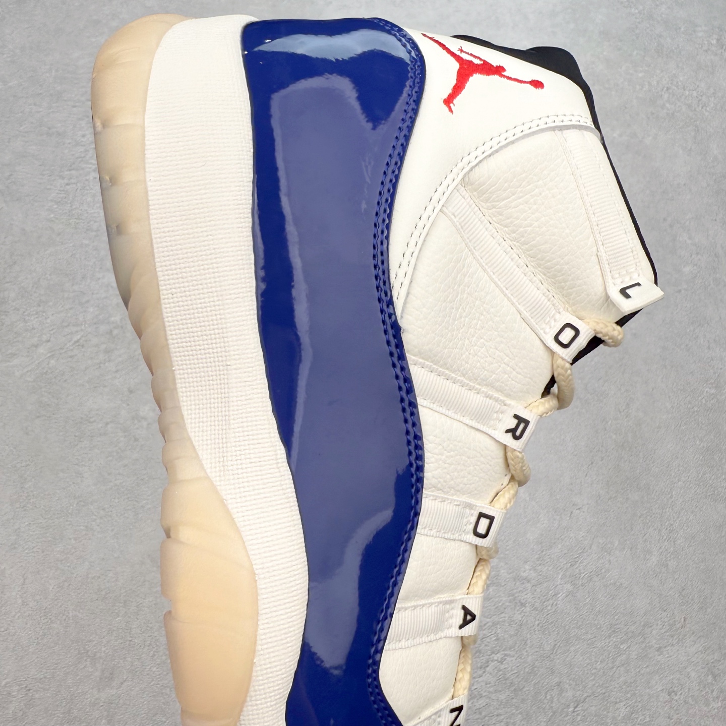 图片[6]-＃K版纯原 Air Jordan AJ11 Retro High Rare Air 高帮系列 氧化做旧宝蓝 IH0296-400 市场中端王者 耗时半年巨作 全套原纸板楦头开发 确保原汁原味 完美呈现11代版型 此版本只针对中端市场 皮料材质有所更替 其他数据细节工艺流程均保持一致绝不口嗨 细节品控鞋型随意秒杀市面3XX 原楦原档案数据开模打造 原厂中底拉帮钢印 原厂进口漆皮 防冻不开裂 原装鞋撑 水晶大底正确色度色泽 原楦原数据刺绣 原厂车缝走线及对位 毫厘不差 飞人logo采用原数据电脑刺绣 原装正品碳纤维真实碳板 增强抗扭 原内标 原盒标 正确官方原盒 防氧化水晶外底 原厂配套全掌solo气垫 进口港宝加持 后跟自然饱满 全鞋荧光划线卡点 追求极致完美 每一双都是工艺品 多重QC质检 超越公司货的品控标准 实实在在的免检产品 尺码：36 36.5 37.5 38 38.5 39 40 40.5 41 42 42.5 43 44 44.5 45 46 47.5-选品中心
