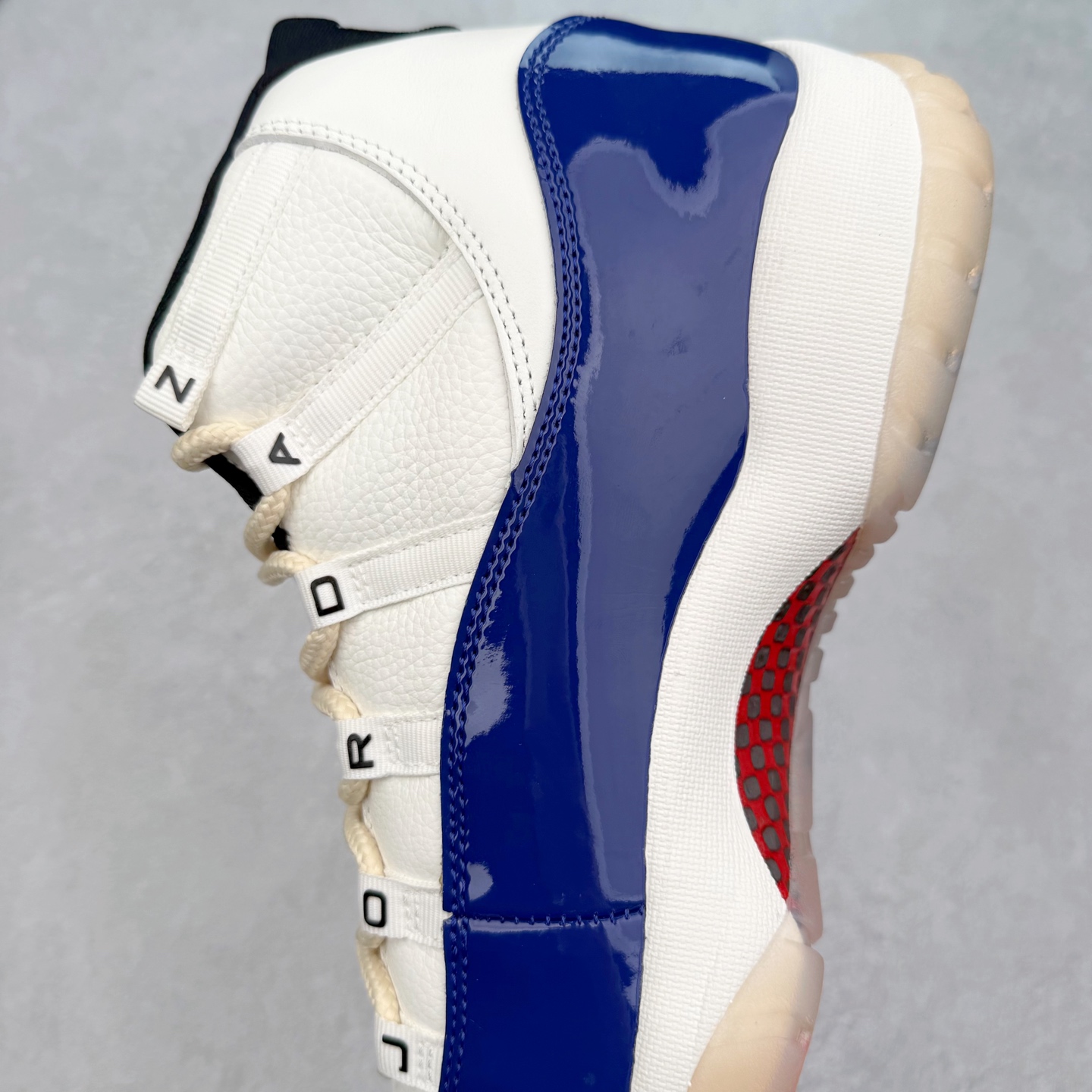 图片[7]-＃K版纯原 Air Jordan AJ11 Retro High Rare Air 高帮系列 氧化做旧宝蓝 IH0296-400 市场中端王者 耗时半年巨作 全套原纸板楦头开发 确保原汁原味 完美呈现11代版型 此版本只针对中端市场 皮料材质有所更替 其他数据细节工艺流程均保持一致绝不口嗨 细节品控鞋型随意秒杀市面3XX 原楦原档案数据开模打造 原厂中底拉帮钢印 原厂进口漆皮 防冻不开裂 原装鞋撑 水晶大底正确色度色泽 原楦原数据刺绣 原厂车缝走线及对位 毫厘不差 飞人logo采用原数据电脑刺绣 原装正品碳纤维真实碳板 增强抗扭 原内标 原盒标 正确官方原盒 防氧化水晶外底 原厂配套全掌solo气垫 进口港宝加持 后跟自然饱满 全鞋荧光划线卡点 追求极致完美 每一双都是工艺品 多重QC质检 超越公司货的品控标准 实实在在的免检产品 尺码：36 36.5 37.5 38 38.5 39 40 40.5 41 42 42.5 43 44 44.5 45 46 47.5-选品中心