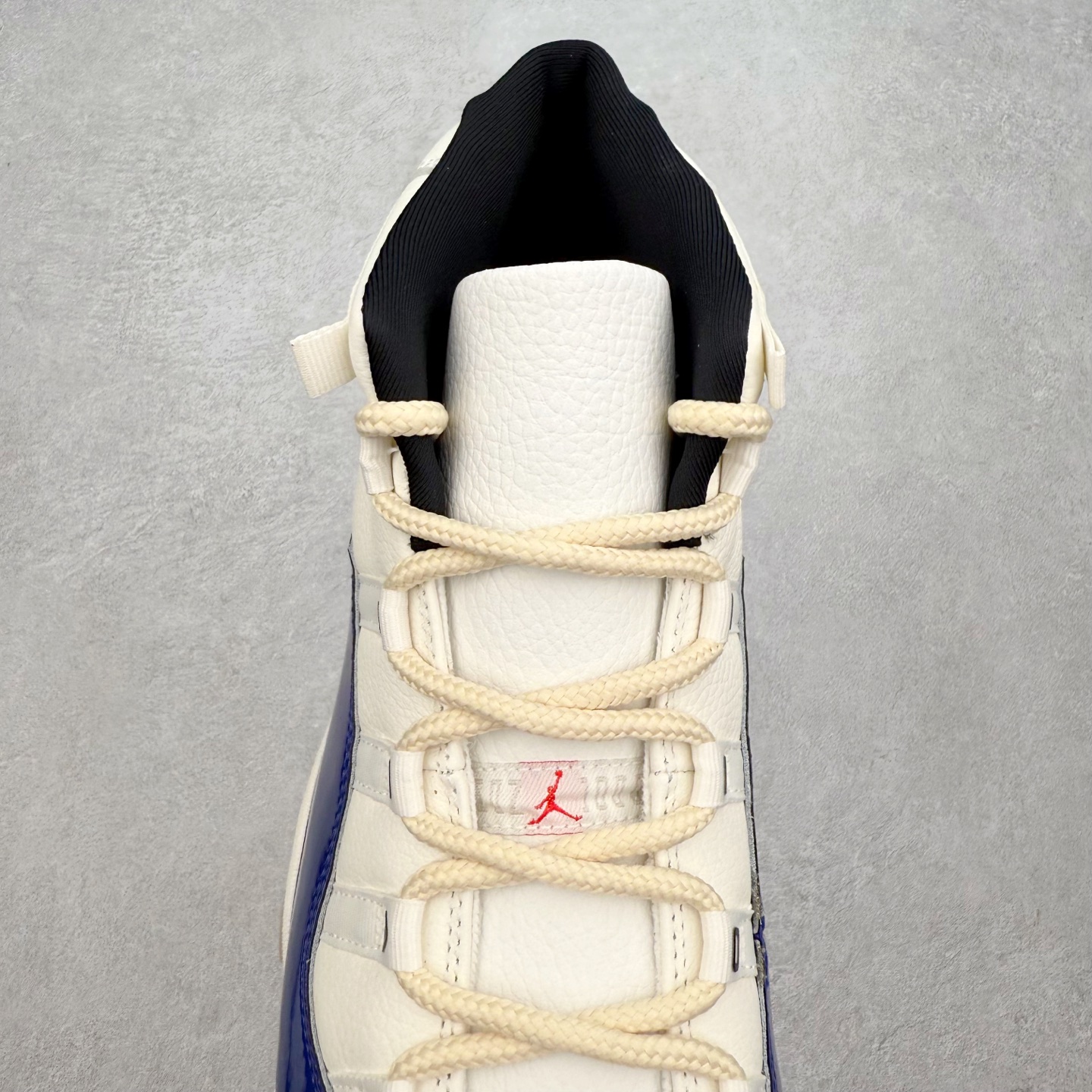 图片[5]-＃K版纯原 Air Jordan AJ11 Retro High Rare Air 高帮系列 氧化做旧宝蓝 IH0296-400 市场中端王者 耗时半年巨作 全套原纸板楦头开发 确保原汁原味 完美呈现11代版型 此版本只针对中端市场 皮料材质有所更替 其他数据细节工艺流程均保持一致绝不口嗨 细节品控鞋型随意秒杀市面3XX 原楦原档案数据开模打造 原厂中底拉帮钢印 原厂进口漆皮 防冻不开裂 原装鞋撑 水晶大底正确色度色泽 原楦原数据刺绣 原厂车缝走线及对位 毫厘不差 飞人logo采用原数据电脑刺绣 原装正品碳纤维真实碳板 增强抗扭 原内标 原盒标 正确官方原盒 防氧化水晶外底 原厂配套全掌solo气垫 进口港宝加持 后跟自然饱满 全鞋荧光划线卡点 追求极致完美 每一双都是工艺品 多重QC质检 超越公司货的品控标准 实实在在的免检产品 尺码：36 36.5 37.5 38 38.5 39 40 40.5 41 42 42.5 43 44 44.5 45 46 47.5-选品中心