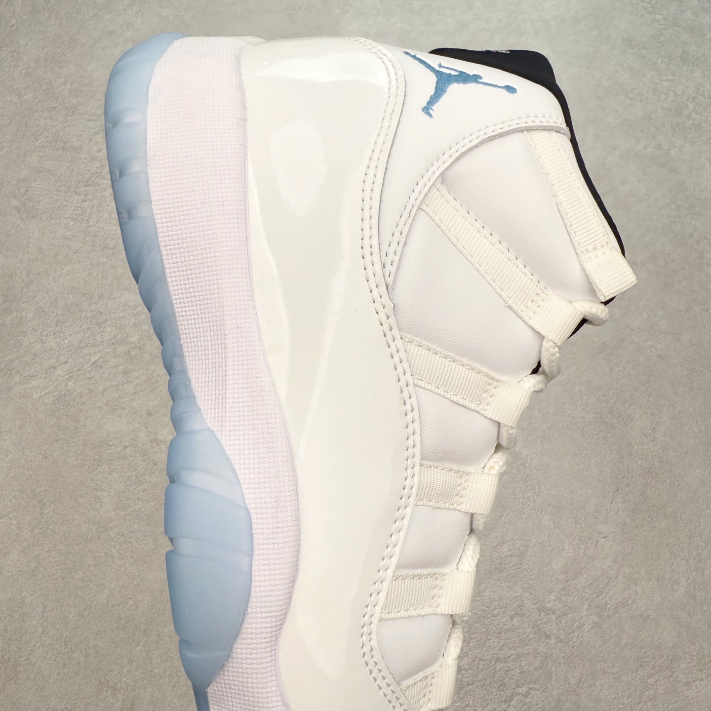 图片[6]-＃K版纯原 Air Jordan AJ11 Retro High 高帮系列 传奇蓝 CT8012-104 市场中端王者 耗时半年巨作 全套原纸板楦头开发 确保原汁原味 完美呈现11代版型 此版本只针对中端市场 皮料材质有所更替 其他数据细节工艺流程均保持一致绝不口嗨 细节品控鞋型随意秒杀市面3XX 原楦原档案数据开模打造 原厂中底拉帮钢印 原厂进口漆皮 防冻不开裂 原装鞋撑 水晶大底正确色度色泽 原楦原数据刺绣 原厂车缝走线及对位 毫厘不差 飞人logo采用原数据电脑刺绣 原装正品碳纤维真实碳板 增强抗扭 原内标 原盒标 正确官方原盒 防氧化水晶外底 原厂配套全掌solo气垫 进口港宝加持 后跟自然饱满 全鞋荧光划线卡点 追求极致完美 每一双都是工艺品 多重QC质检 超越公司货的品控标准 实实在在的免检产品 尺码：36 36.5 37.5 38 38.5 39 40 40.5 41 42 42.5 43 44 44.5 45 46 47.5-选品中心